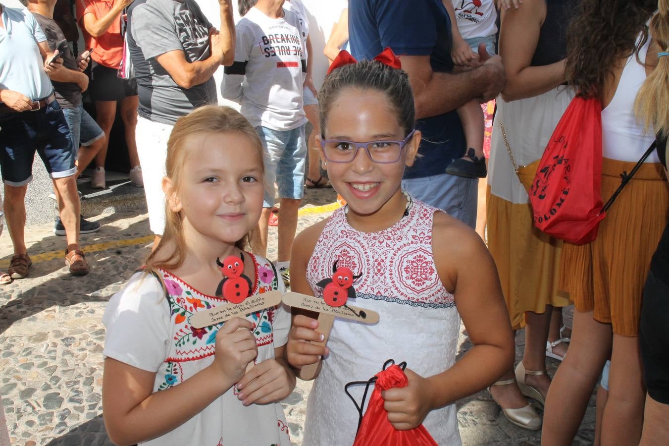 El repique de las campanas de San Bartolomé ha sonado este viernes, 23 de agosto, muy alegre, para anunciar la 'Salida del diablo', una de las tradiciones más ancestrales de Jerez de los Caballeros que anunciar la festividad de San Bartolomé, patrón de la ciudad. Organizada por la Comisión integrada en la Archicofradía del Santísimo Sacramento, la citada representación se ha vivido con gran expectación y emoción y este año con sorpresa. El recorrido del diablo por las calles ha hecho las decilicias de cientos de niños y niñas que han disfrutado de la cita, al tiempo que han contribuido a revivir esta gran celebración cargada de simbología, pues la figura del diablo aparece representada a los pies del patrón, encadenada, representando el triunfo del bien sobre el mal. Cada 23 de agosto, se libera de esas cadenas y recorre la localidad templaria, escoba en mano. La única forma de hacer frente a su ira, es mostrarle una cruz, por ello hoy la imagen más entrañable la han protagonizado los más pequeños portando en sus manos pequeñas cruces de madera para, como manda la tradición, «evitar que el diablo les coja». La cita da paso esta noche a la también tradicional 'Quema del rabo del diablo' que organizan los amigos de esta representación a las 22 horas en el Llano de Santa María y con el fuego como elemento purificador.