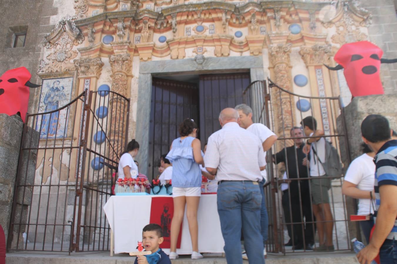 El repique de las campanas de San Bartolomé ha sonado este viernes, 23 de agosto, muy alegre, para anunciar la 'Salida del diablo', una de las tradiciones más ancestrales de Jerez de los Caballeros que anunciar la festividad de San Bartolomé, patrón de la ciudad. Organizada por la Comisión integrada en la Archicofradía del Santísimo Sacramento, la citada representación se ha vivido con gran expectación y emoción y este año con sorpresa. El recorrido del diablo por las calles ha hecho las decilicias de cientos de niños y niñas que han disfrutado de la cita, al tiempo que han contribuido a revivir esta gran celebración cargada de simbología, pues la figura del diablo aparece representada a los pies del patrón, encadenada, representando el triunfo del bien sobre el mal. Cada 23 de agosto, se libera de esas cadenas y recorre la localidad templaria, escoba en mano. La única forma de hacer frente a su ira, es mostrarle una cruz, por ello hoy la imagen más entrañable la han protagonizado los más pequeños portando en sus manos pequeñas cruces de madera para, como manda la tradición, «evitar que el diablo les coja». La cita da paso esta noche a la también tradicional 'Quema del rabo del diablo' que organizan los amigos de esta representación a las 22 horas en el Llano de Santa María y con el fuego como elemento purificador.