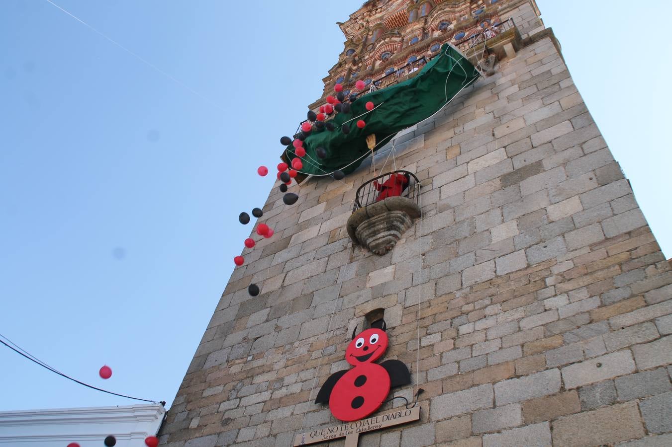 El repique de las campanas de San Bartolomé ha sonado este viernes, 23 de agosto, muy alegre, para anunciar la 'Salida del diablo', una de las tradiciones más ancestrales de Jerez de los Caballeros que anunciar la festividad de San Bartolomé, patrón de la ciudad. Organizada por la Comisión integrada en la Archicofradía del Santísimo Sacramento, la citada representación se ha vivido con gran expectación y emoción y este año con sorpresa. El recorrido del diablo por las calles ha hecho las decilicias de cientos de niños y niñas que han disfrutado de la cita, al tiempo que han contribuido a revivir esta gran celebración cargada de simbología, pues la figura del diablo aparece representada a los pies del patrón, encadenada, representando el triunfo del bien sobre el mal. Cada 23 de agosto, se libera de esas cadenas y recorre la localidad templaria, escoba en mano. La única forma de hacer frente a su ira, es mostrarle una cruz, por ello hoy la imagen más entrañable la han protagonizado los más pequeños portando en sus manos pequeñas cruces de madera para, como manda la tradición, «evitar que el diablo les coja». La cita da paso esta noche a la también tradicional 'Quema del rabo del diablo' que organizan los amigos de esta representación a las 22 horas en el Llano de Santa María y con el fuego como elemento purificador.