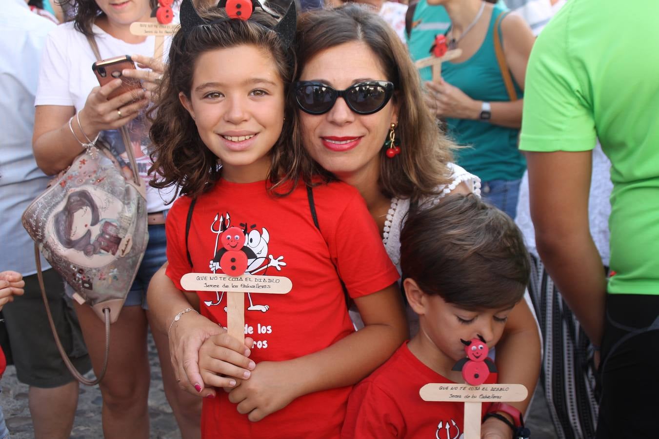 El repique de las campanas de San Bartolomé ha sonado este viernes, 23 de agosto, muy alegre, para anunciar la 'Salida del diablo', una de las tradiciones más ancestrales de Jerez de los Caballeros que anunciar la festividad de San Bartolomé, patrón de la ciudad. Organizada por la Comisión integrada en la Archicofradía del Santísimo Sacramento, la citada representación se ha vivido con gran expectación y emoción y este año con sorpresa. El recorrido del diablo por las calles ha hecho las decilicias de cientos de niños y niñas que han disfrutado de la cita, al tiempo que han contribuido a revivir esta gran celebración cargada de simbología, pues la figura del diablo aparece representada a los pies del patrón, encadenada, representando el triunfo del bien sobre el mal. Cada 23 de agosto, se libera de esas cadenas y recorre la localidad templaria, escoba en mano. La única forma de hacer frente a su ira, es mostrarle una cruz, por ello hoy la imagen más entrañable la han protagonizado los más pequeños portando en sus manos pequeñas cruces de madera para, como manda la tradición, «evitar que el diablo les coja». La cita da paso esta noche a la también tradicional 'Quema del rabo del diablo' que organizan los amigos de esta representación a las 22 horas en el Llano de Santa María y con el fuego como elemento purificador.