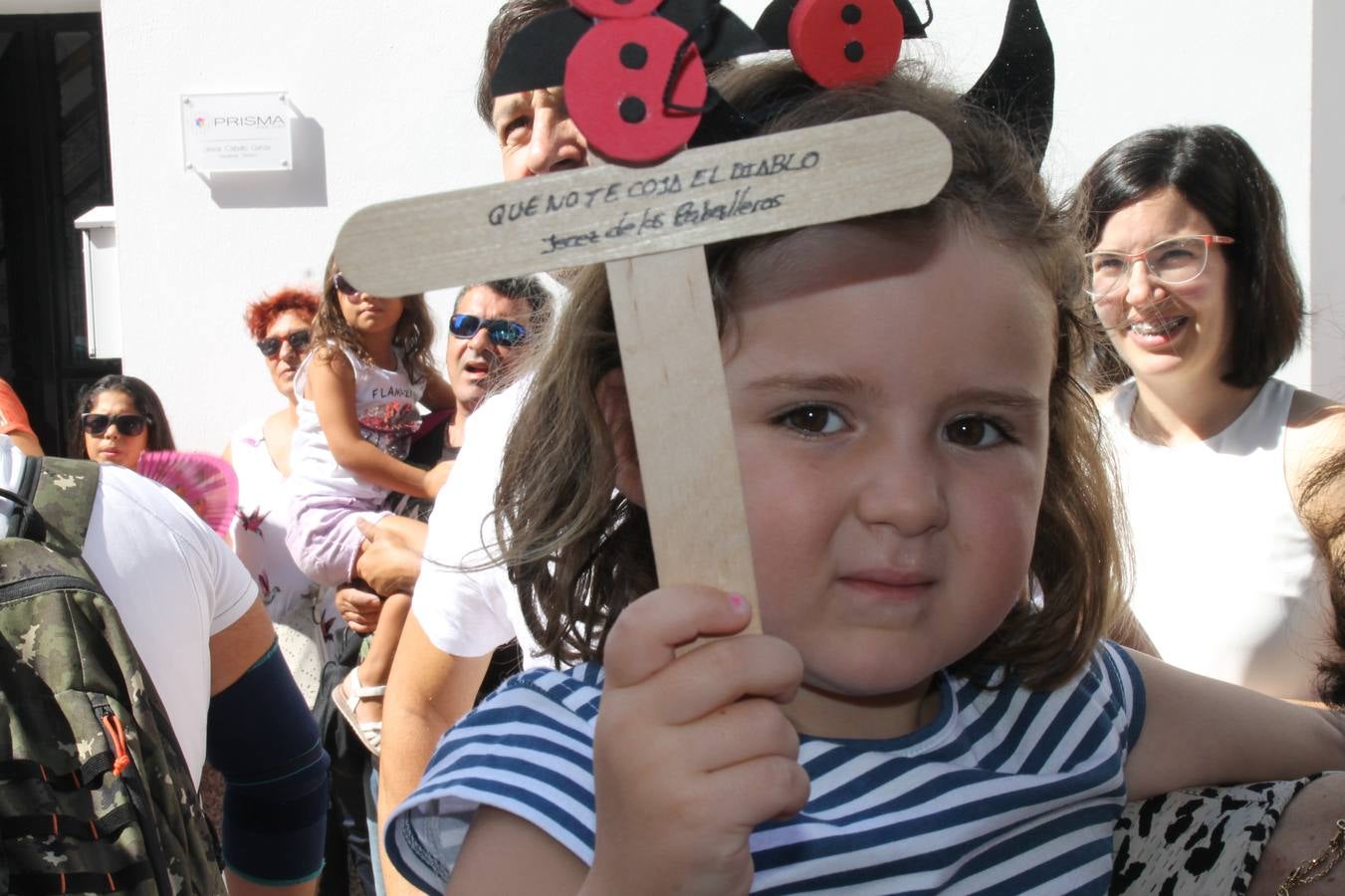 El repique de las campanas de San Bartolomé ha sonado este viernes, 23 de agosto, muy alegre, para anunciar la 'Salida del diablo', una de las tradiciones más ancestrales de Jerez de los Caballeros que anunciar la festividad de San Bartolomé, patrón de la ciudad. Organizada por la Comisión integrada en la Archicofradía del Santísimo Sacramento, la citada representación se ha vivido con gran expectación y emoción y este año con sorpresa. El recorrido del diablo por las calles ha hecho las decilicias de cientos de niños y niñas que han disfrutado de la cita, al tiempo que han contribuido a revivir esta gran celebración cargada de simbología, pues la figura del diablo aparece representada a los pies del patrón, encadenada, representando el triunfo del bien sobre el mal. Cada 23 de agosto, se libera de esas cadenas y recorre la localidad templaria, escoba en mano. La única forma de hacer frente a su ira, es mostrarle una cruz, por ello hoy la imagen más entrañable la han protagonizado los más pequeños portando en sus manos pequeñas cruces de madera para, como manda la tradición, «evitar que el diablo les coja». La cita da paso esta noche a la también tradicional 'Quema del rabo del diablo' que organizan los amigos de esta representación a las 22 horas en el Llano de Santa María y con el fuego como elemento purificador.