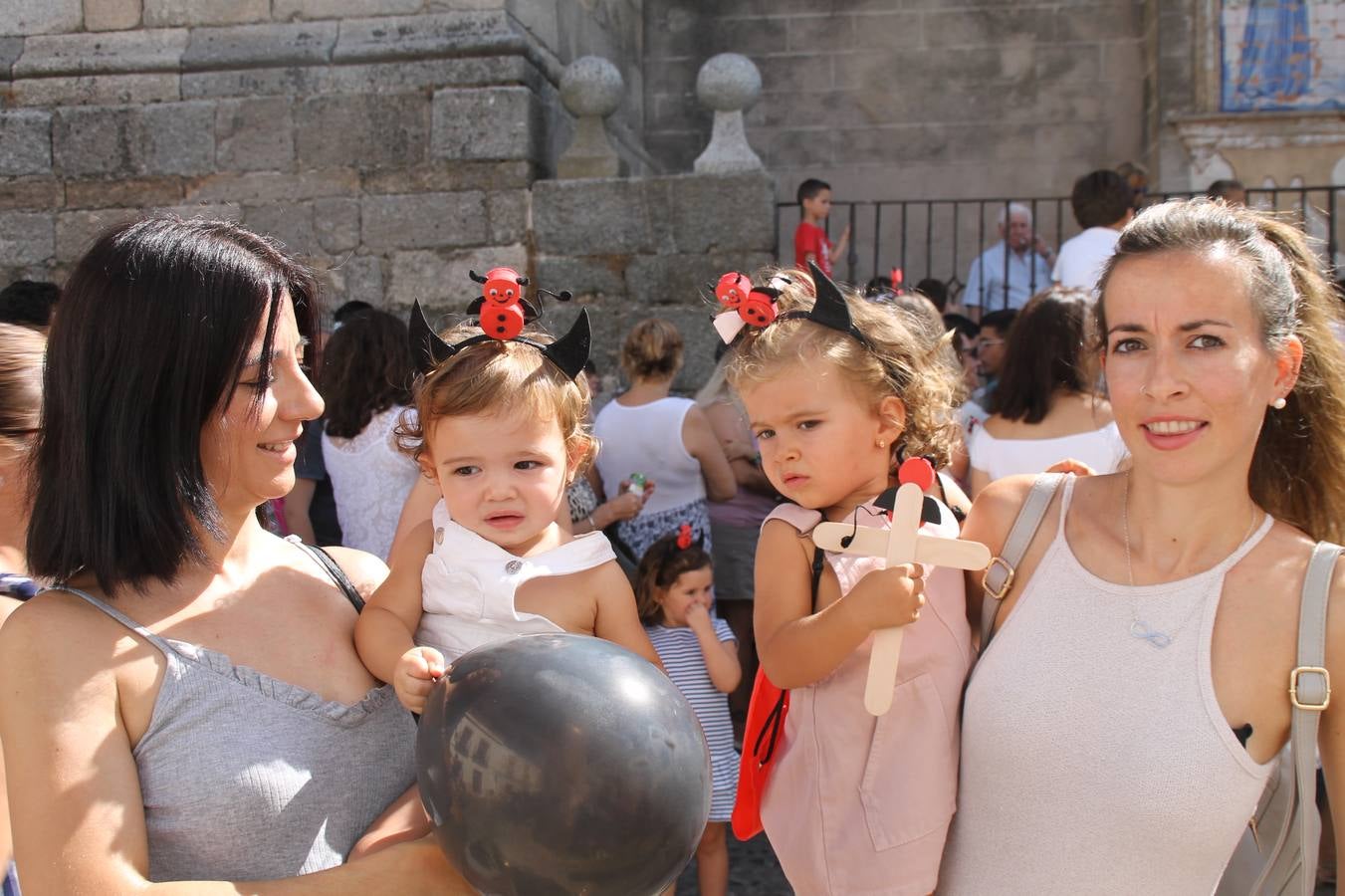 El repique de las campanas de San Bartolomé ha sonado este viernes, 23 de agosto, muy alegre, para anunciar la 'Salida del diablo', una de las tradiciones más ancestrales de Jerez de los Caballeros que anunciar la festividad de San Bartolomé, patrón de la ciudad. Organizada por la Comisión integrada en la Archicofradía del Santísimo Sacramento, la citada representación se ha vivido con gran expectación y emoción y este año con sorpresa. El recorrido del diablo por las calles ha hecho las decilicias de cientos de niños y niñas que han disfrutado de la cita, al tiempo que han contribuido a revivir esta gran celebración cargada de simbología, pues la figura del diablo aparece representada a los pies del patrón, encadenada, representando el triunfo del bien sobre el mal. Cada 23 de agosto, se libera de esas cadenas y recorre la localidad templaria, escoba en mano. La única forma de hacer frente a su ira, es mostrarle una cruz, por ello hoy la imagen más entrañable la han protagonizado los más pequeños portando en sus manos pequeñas cruces de madera para, como manda la tradición, «evitar que el diablo les coja». La cita da paso esta noche a la también tradicional 'Quema del rabo del diablo' que organizan los amigos de esta representación a las 22 horas en el Llano de Santa María y con el fuego como elemento purificador.