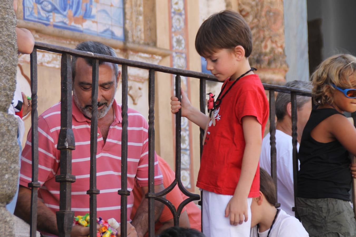 El repique de las campanas de San Bartolomé ha sonado este viernes, 23 de agosto, muy alegre, para anunciar la 'Salida del diablo', una de las tradiciones más ancestrales de Jerez de los Caballeros que anunciar la festividad de San Bartolomé, patrón de la ciudad. Organizada por la Comisión integrada en la Archicofradía del Santísimo Sacramento, la citada representación se ha vivido con gran expectación y emoción y este año con sorpresa. El recorrido del diablo por las calles ha hecho las decilicias de cientos de niños y niñas que han disfrutado de la cita, al tiempo que han contribuido a revivir esta gran celebración cargada de simbología, pues la figura del diablo aparece representada a los pies del patrón, encadenada, representando el triunfo del bien sobre el mal. Cada 23 de agosto, se libera de esas cadenas y recorre la localidad templaria, escoba en mano. La única forma de hacer frente a su ira, es mostrarle una cruz, por ello hoy la imagen más entrañable la han protagonizado los más pequeños portando en sus manos pequeñas cruces de madera para, como manda la tradición, «evitar que el diablo les coja». La cita da paso esta noche a la también tradicional 'Quema del rabo del diablo' que organizan los amigos de esta representación a las 22 horas en el Llano de Santa María y con el fuego como elemento purificador.
