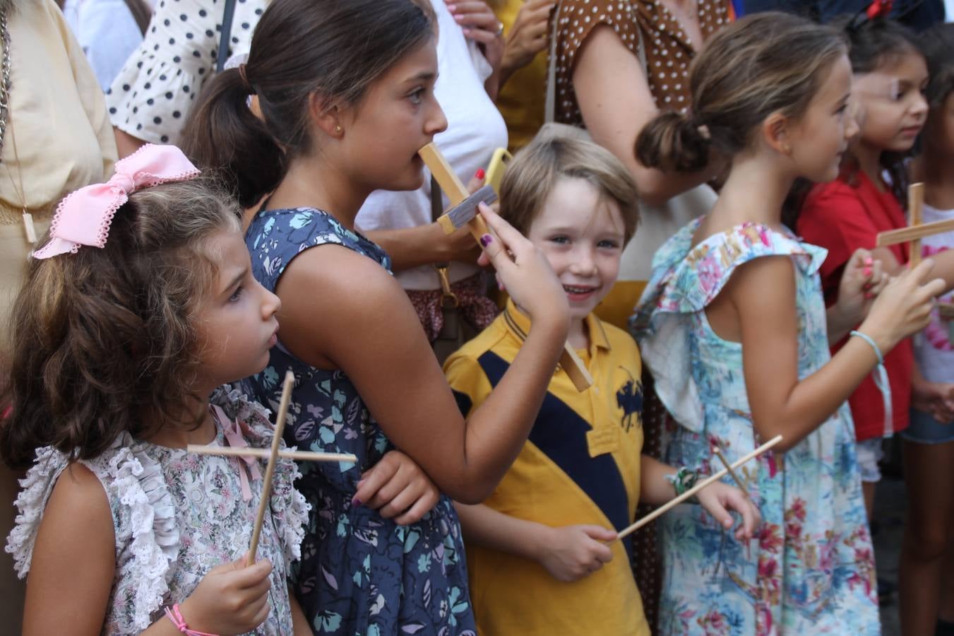 El repique de las campanas de San Bartolomé ha sonado este viernes, 23 de agosto, muy alegre, para anunciar la 'Salida del diablo', una de las tradiciones más ancestrales de Jerez de los Caballeros que anunciar la festividad de San Bartolomé, patrón de la ciudad. Organizada por la Comisión integrada en la Archicofradía del Santísimo Sacramento, la citada representación se ha vivido con gran expectación y emoción y este año con sorpresa. El recorrido del diablo por las calles ha hecho las decilicias de cientos de niños y niñas que han disfrutado de la cita, al tiempo que han contribuido a revivir esta gran celebración cargada de simbología, pues la figura del diablo aparece representada a los pies del patrón, encadenada, representando el triunfo del bien sobre el mal. Cada 23 de agosto, se libera de esas cadenas y recorre la localidad templaria, escoba en mano. La única forma de hacer frente a su ira, es mostrarle una cruz, por ello hoy la imagen más entrañable la han protagonizado los más pequeños portando en sus manos pequeñas cruces de madera para, como manda la tradición, «evitar que el diablo les coja». La cita da paso esta noche a la también tradicional 'Quema del rabo del diablo' que organizan los amigos de esta representación a las 22 horas en el Llano de Santa María y con el fuego como elemento purificador.