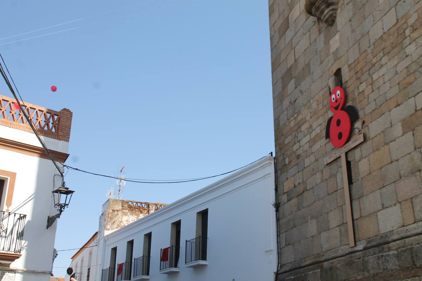 El repique de las campanas de San Bartolomé ha sonado este viernes, 23 de agosto, muy alegre, para anunciar la 'Salida del diablo', una de las tradiciones más ancestrales de Jerez de los Caballeros que anunciar la festividad de San Bartolomé, patrón de la ciudad. Organizada por la Comisión integrada en la Archicofradía del Santísimo Sacramento, la citada representación se ha vivido con gran expectación y emoción y este año con sorpresa. El recorrido del diablo por las calles ha hecho las decilicias de cientos de niños y niñas que han disfrutado de la cita, al tiempo que han contribuido a revivir esta gran celebración cargada de simbología, pues la figura del diablo aparece representada a los pies del patrón, encadenada, representando el triunfo del bien sobre el mal. Cada 23 de agosto, se libera de esas cadenas y recorre la localidad templaria, escoba en mano. La única forma de hacer frente a su ira, es mostrarle una cruz, por ello hoy la imagen más entrañable la han protagonizado los más pequeños portando en sus manos pequeñas cruces de madera para, como manda la tradición, «evitar que el diablo les coja». La cita da paso esta noche a la también tradicional 'Quema del rabo del diablo' que organizan los amigos de esta representación a las 22 horas en el Llano de Santa María y con el fuego como elemento purificador.