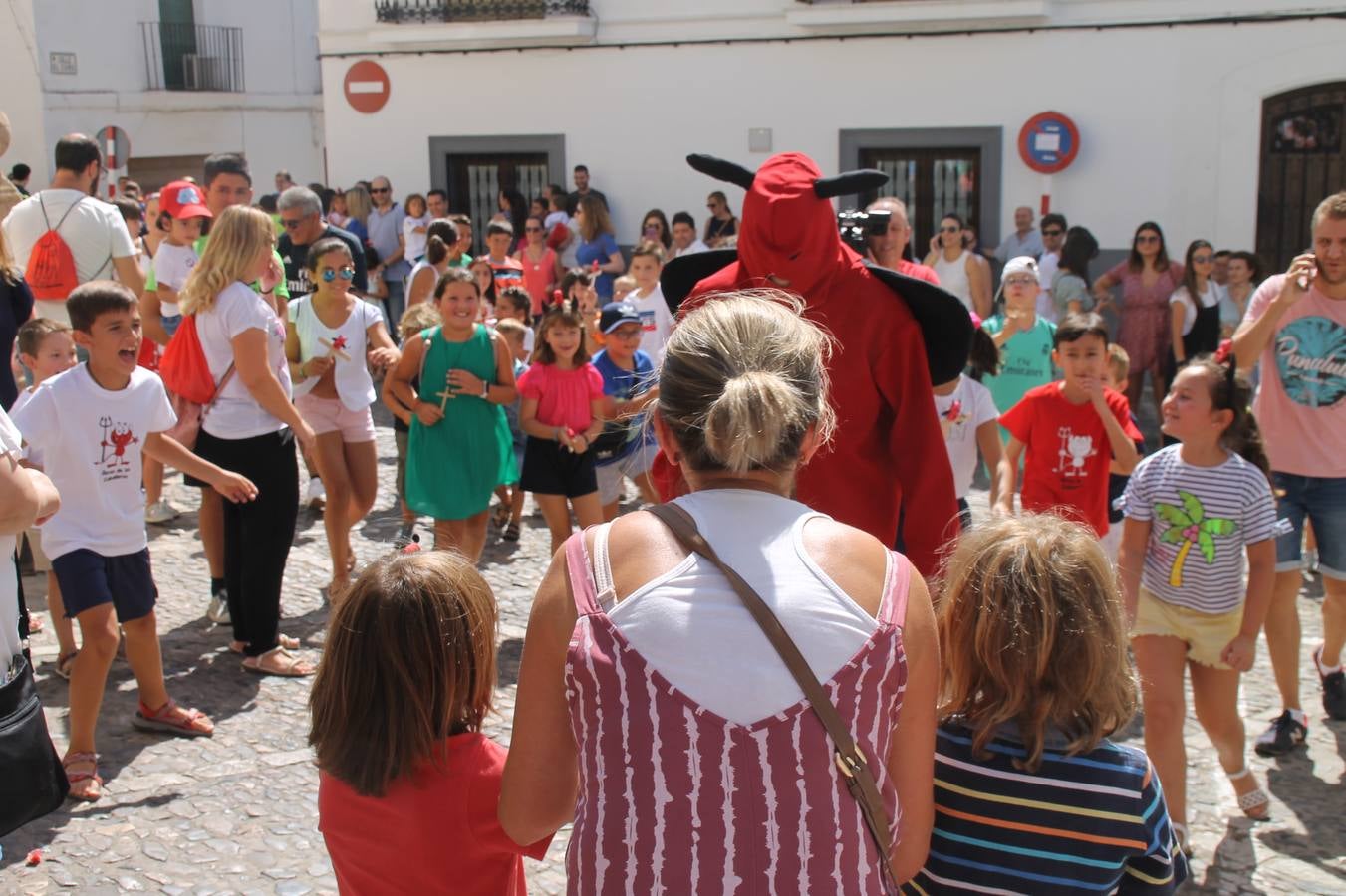 El repique de las campanas de San Bartolomé ha sonado este viernes, 23 de agosto, muy alegre, para anunciar la 'Salida del diablo', una de las tradiciones más ancestrales de Jerez de los Caballeros que anunciar la festividad de San Bartolomé, patrón de la ciudad. Organizada por la Comisión integrada en la Archicofradía del Santísimo Sacramento, la citada representación se ha vivido con gran expectación y emoción y este año con sorpresa. El recorrido del diablo por las calles ha hecho las decilicias de cientos de niños y niñas que han disfrutado de la cita, al tiempo que han contribuido a revivir esta gran celebración cargada de simbología, pues la figura del diablo aparece representada a los pies del patrón, encadenada, representando el triunfo del bien sobre el mal. Cada 23 de agosto, se libera de esas cadenas y recorre la localidad templaria, escoba en mano. La única forma de hacer frente a su ira, es mostrarle una cruz, por ello hoy la imagen más entrañable la han protagonizado los más pequeños portando en sus manos pequeñas cruces de madera para, como manda la tradición, «evitar que el diablo les coja». La cita da paso esta noche a la también tradicional 'Quema del rabo del diablo' que organizan los amigos de esta representación a las 22 horas en el Llano de Santa María y con el fuego como elemento purificador.