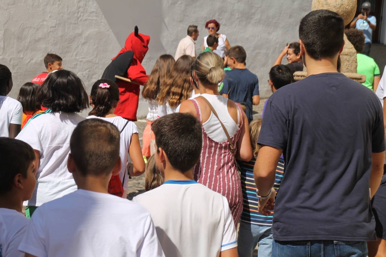 El repique de las campanas de San Bartolomé ha sonado este viernes, 23 de agosto, muy alegre, para anunciar la 'Salida del diablo', una de las tradiciones más ancestrales de Jerez de los Caballeros que anunciar la festividad de San Bartolomé, patrón de la ciudad. Organizada por la Comisión integrada en la Archicofradía del Santísimo Sacramento, la citada representación se ha vivido con gran expectación y emoción y este año con sorpresa. El recorrido del diablo por las calles ha hecho las decilicias de cientos de niños y niñas que han disfrutado de la cita, al tiempo que han contribuido a revivir esta gran celebración cargada de simbología, pues la figura del diablo aparece representada a los pies del patrón, encadenada, representando el triunfo del bien sobre el mal. Cada 23 de agosto, se libera de esas cadenas y recorre la localidad templaria, escoba en mano. La única forma de hacer frente a su ira, es mostrarle una cruz, por ello hoy la imagen más entrañable la han protagonizado los más pequeños portando en sus manos pequeñas cruces de madera para, como manda la tradición, «evitar que el diablo les coja». La cita da paso esta noche a la también tradicional 'Quema del rabo del diablo' que organizan los amigos de esta representación a las 22 horas en el Llano de Santa María y con el fuego como elemento purificador.