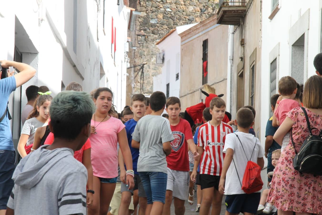 El repique de las campanas de San Bartolomé ha sonado este viernes, 23 de agosto, muy alegre, para anunciar la 'Salida del diablo', una de las tradiciones más ancestrales de Jerez de los Caballeros que anunciar la festividad de San Bartolomé, patrón de la ciudad. Organizada por la Comisión integrada en la Archicofradía del Santísimo Sacramento, la citada representación se ha vivido con gran expectación y emoción y este año con sorpresa. El recorrido del diablo por las calles ha hecho las decilicias de cientos de niños y niñas que han disfrutado de la cita, al tiempo que han contribuido a revivir esta gran celebración cargada de simbología, pues la figura del diablo aparece representada a los pies del patrón, encadenada, representando el triunfo del bien sobre el mal. Cada 23 de agosto, se libera de esas cadenas y recorre la localidad templaria, escoba en mano. La única forma de hacer frente a su ira, es mostrarle una cruz, por ello hoy la imagen más entrañable la han protagonizado los más pequeños portando en sus manos pequeñas cruces de madera para, como manda la tradición, «evitar que el diablo les coja». La cita da paso esta noche a la también tradicional 'Quema del rabo del diablo' que organizan los amigos de esta representación a las 22 horas en el Llano de Santa María y con el fuego como elemento purificador.