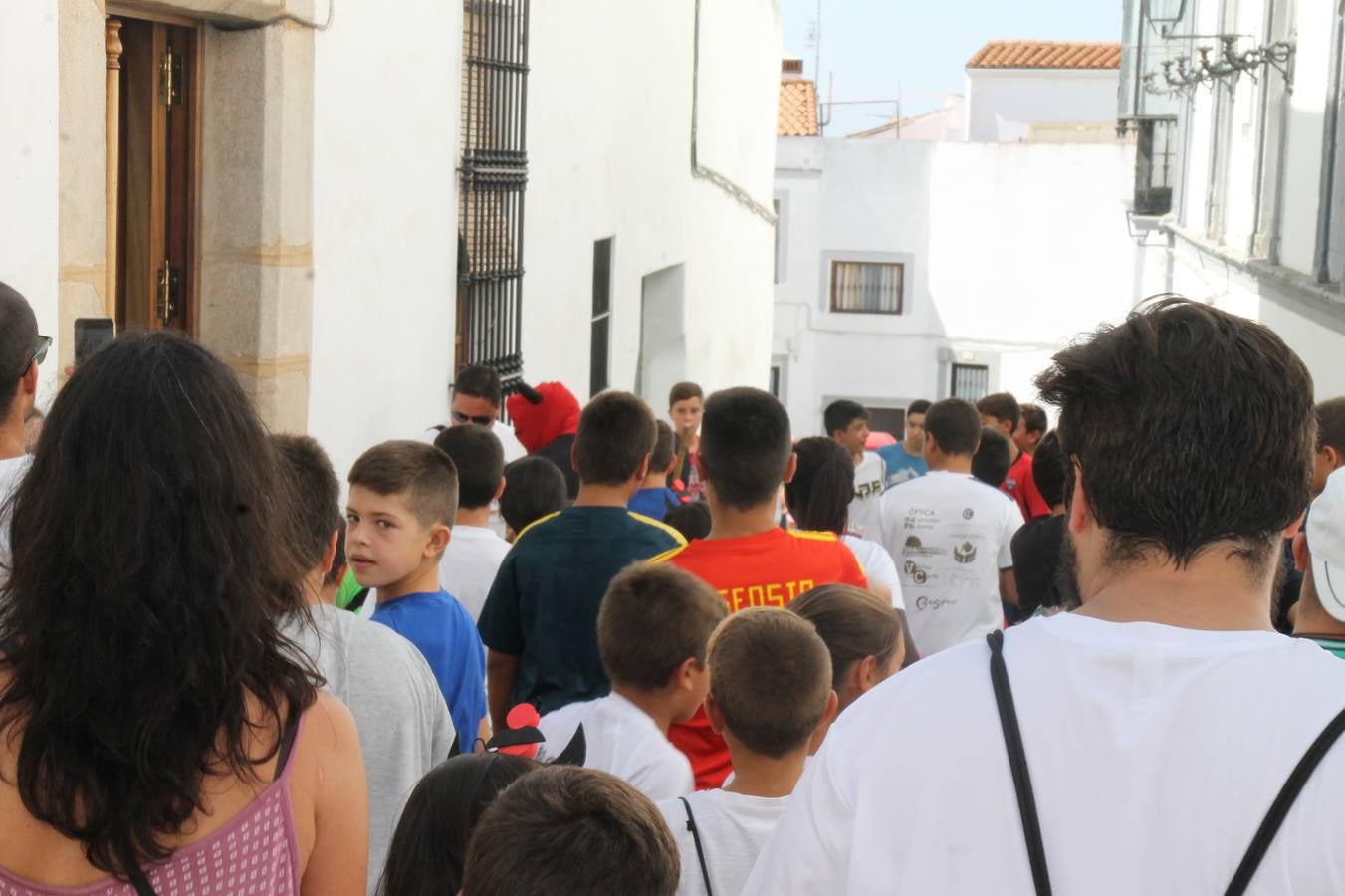 El repique de las campanas de San Bartolomé ha sonado este viernes, 23 de agosto, muy alegre, para anunciar la 'Salida del diablo', una de las tradiciones más ancestrales de Jerez de los Caballeros que anunciar la festividad de San Bartolomé, patrón de la ciudad. Organizada por la Comisión integrada en la Archicofradía del Santísimo Sacramento, la citada representación se ha vivido con gran expectación y emoción y este año con sorpresa. El recorrido del diablo por las calles ha hecho las decilicias de cientos de niños y niñas que han disfrutado de la cita, al tiempo que han contribuido a revivir esta gran celebración cargada de simbología, pues la figura del diablo aparece representada a los pies del patrón, encadenada, representando el triunfo del bien sobre el mal. Cada 23 de agosto, se libera de esas cadenas y recorre la localidad templaria, escoba en mano. La única forma de hacer frente a su ira, es mostrarle una cruz, por ello hoy la imagen más entrañable la han protagonizado los más pequeños portando en sus manos pequeñas cruces de madera para, como manda la tradición, «evitar que el diablo les coja». La cita da paso esta noche a la también tradicional 'Quema del rabo del diablo' que organizan los amigos de esta representación a las 22 horas en el Llano de Santa María y con el fuego como elemento purificador.