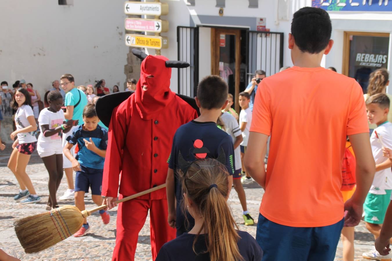 El repique de las campanas de San Bartolomé ha sonado este viernes, 23 de agosto, muy alegre, para anunciar la 'Salida del diablo', una de las tradiciones más ancestrales de Jerez de los Caballeros que anunciar la festividad de San Bartolomé, patrón de la ciudad. Organizada por la Comisión integrada en la Archicofradía del Santísimo Sacramento, la citada representación se ha vivido con gran expectación y emoción y este año con sorpresa. El recorrido del diablo por las calles ha hecho las decilicias de cientos de niños y niñas que han disfrutado de la cita, al tiempo que han contribuido a revivir esta gran celebración cargada de simbología, pues la figura del diablo aparece representada a los pies del patrón, encadenada, representando el triunfo del bien sobre el mal. Cada 23 de agosto, se libera de esas cadenas y recorre la localidad templaria, escoba en mano. La única forma de hacer frente a su ira, es mostrarle una cruz, por ello hoy la imagen más entrañable la han protagonizado los más pequeños portando en sus manos pequeñas cruces de madera para, como manda la tradición, «evitar que el diablo les coja». La cita da paso esta noche a la también tradicional 'Quema del rabo del diablo' que organizan los amigos de esta representación a las 22 horas en el Llano de Santa María y con el fuego como elemento purificador.