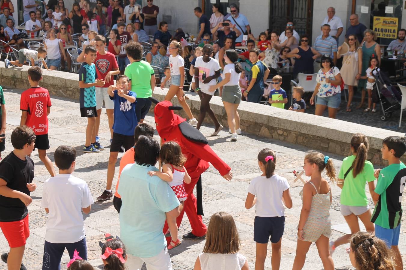 El repique de las campanas de San Bartolomé ha sonado este viernes, 23 de agosto, muy alegre, para anunciar la 'Salida del diablo', una de las tradiciones más ancestrales de Jerez de los Caballeros que anunciar la festividad de San Bartolomé, patrón de la ciudad. Organizada por la Comisión integrada en la Archicofradía del Santísimo Sacramento, la citada representación se ha vivido con gran expectación y emoción y este año con sorpresa. El recorrido del diablo por las calles ha hecho las decilicias de cientos de niños y niñas que han disfrutado de la cita, al tiempo que han contribuido a revivir esta gran celebración cargada de simbología, pues la figura del diablo aparece representada a los pies del patrón, encadenada, representando el triunfo del bien sobre el mal. Cada 23 de agosto, se libera de esas cadenas y recorre la localidad templaria, escoba en mano. La única forma de hacer frente a su ira, es mostrarle una cruz, por ello hoy la imagen más entrañable la han protagonizado los más pequeños portando en sus manos pequeñas cruces de madera para, como manda la tradición, «evitar que el diablo les coja». La cita da paso esta noche a la también tradicional 'Quema del rabo del diablo' que organizan los amigos de esta representación a las 22 horas en el Llano de Santa María y con el fuego como elemento purificador.