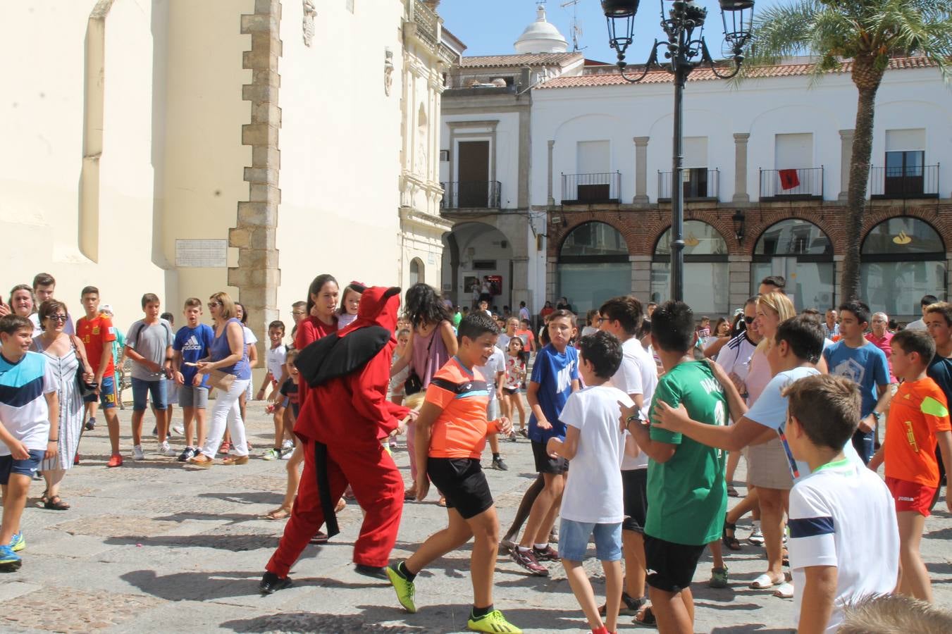 El repique de las campanas de San Bartolomé ha sonado este viernes, 23 de agosto, muy alegre, para anunciar la 'Salida del diablo', una de las tradiciones más ancestrales de Jerez de los Caballeros que anunciar la festividad de San Bartolomé, patrón de la ciudad. Organizada por la Comisión integrada en la Archicofradía del Santísimo Sacramento, la citada representación se ha vivido con gran expectación y emoción y este año con sorpresa. El recorrido del diablo por las calles ha hecho las decilicias de cientos de niños y niñas que han disfrutado de la cita, al tiempo que han contribuido a revivir esta gran celebración cargada de simbología, pues la figura del diablo aparece representada a los pies del patrón, encadenada, representando el triunfo del bien sobre el mal. Cada 23 de agosto, se libera de esas cadenas y recorre la localidad templaria, escoba en mano. La única forma de hacer frente a su ira, es mostrarle una cruz, por ello hoy la imagen más entrañable la han protagonizado los más pequeños portando en sus manos pequeñas cruces de madera para, como manda la tradición, «evitar que el diablo les coja». La cita da paso esta noche a la también tradicional 'Quema del rabo del diablo' que organizan los amigos de esta representación a las 22 horas en el Llano de Santa María y con el fuego como elemento purificador.