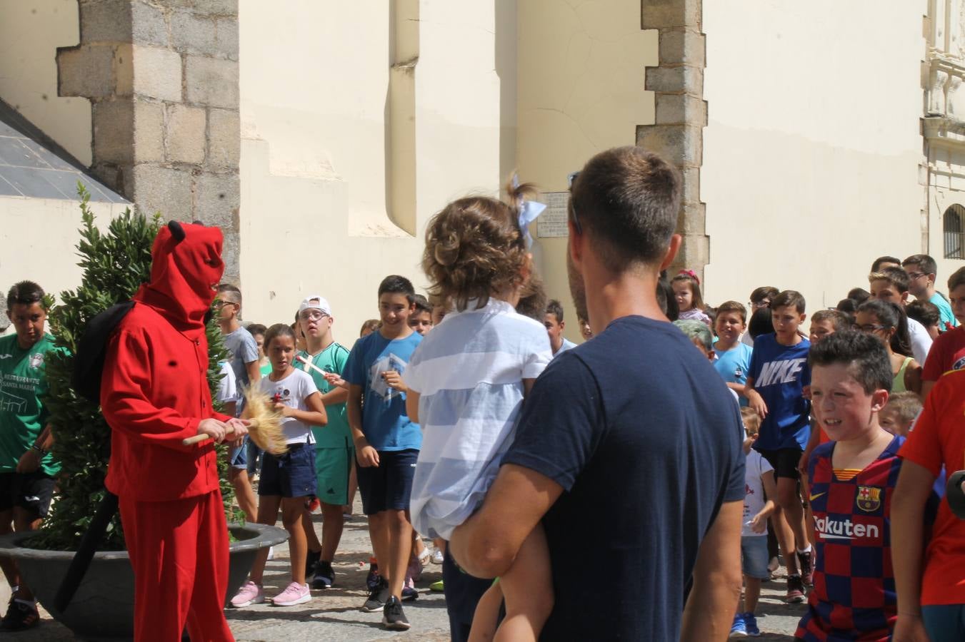 El repique de las campanas de San Bartolomé ha sonado este viernes, 23 de agosto, muy alegre, para anunciar la 'Salida del diablo', una de las tradiciones más ancestrales de Jerez de los Caballeros que anunciar la festividad de San Bartolomé, patrón de la ciudad. Organizada por la Comisión integrada en la Archicofradía del Santísimo Sacramento, la citada representación se ha vivido con gran expectación y emoción y este año con sorpresa. El recorrido del diablo por las calles ha hecho las decilicias de cientos de niños y niñas que han disfrutado de la cita, al tiempo que han contribuido a revivir esta gran celebración cargada de simbología, pues la figura del diablo aparece representada a los pies del patrón, encadenada, representando el triunfo del bien sobre el mal. Cada 23 de agosto, se libera de esas cadenas y recorre la localidad templaria, escoba en mano. La única forma de hacer frente a su ira, es mostrarle una cruz, por ello hoy la imagen más entrañable la han protagonizado los más pequeños portando en sus manos pequeñas cruces de madera para, como manda la tradición, «evitar que el diablo les coja». La cita da paso esta noche a la también tradicional 'Quema del rabo del diablo' que organizan los amigos de esta representación a las 22 horas en el Llano de Santa María y con el fuego como elemento purificador.