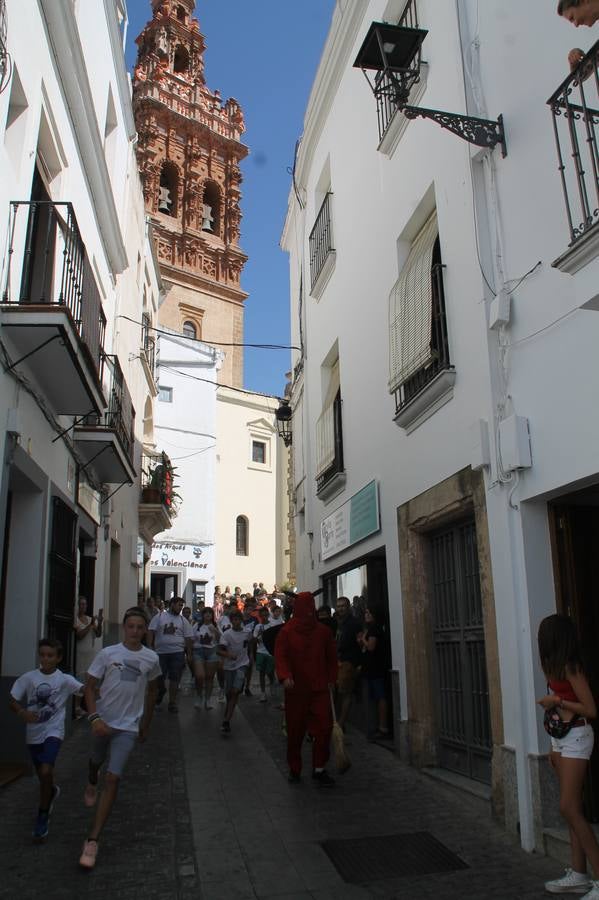 El repique de las campanas de San Bartolomé ha sonado este viernes, 23 de agosto, muy alegre, para anunciar la 'Salida del diablo', una de las tradiciones más ancestrales de Jerez de los Caballeros que anunciar la festividad de San Bartolomé, patrón de la ciudad. Organizada por la Comisión integrada en la Archicofradía del Santísimo Sacramento, la citada representación se ha vivido con gran expectación y emoción y este año con sorpresa. El recorrido del diablo por las calles ha hecho las decilicias de cientos de niños y niñas que han disfrutado de la cita, al tiempo que han contribuido a revivir esta gran celebración cargada de simbología, pues la figura del diablo aparece representada a los pies del patrón, encadenada, representando el triunfo del bien sobre el mal. Cada 23 de agosto, se libera de esas cadenas y recorre la localidad templaria, escoba en mano. La única forma de hacer frente a su ira, es mostrarle una cruz, por ello hoy la imagen más entrañable la han protagonizado los más pequeños portando en sus manos pequeñas cruces de madera para, como manda la tradición, «evitar que el diablo les coja». La cita da paso esta noche a la también tradicional 'Quema del rabo del diablo' que organizan los amigos de esta representación a las 22 horas en el Llano de Santa María y con el fuego como elemento purificador.
