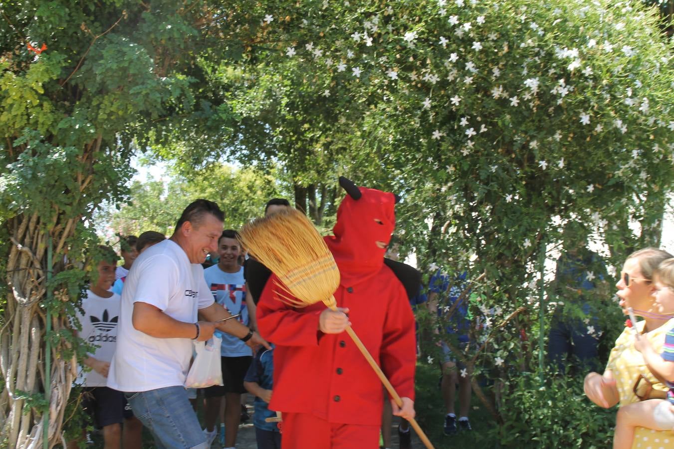 El repique de las campanas de San Bartolomé ha sonado este viernes, 23 de agosto, muy alegre, para anunciar la 'Salida del diablo', una de las tradiciones más ancestrales de Jerez de los Caballeros que anunciar la festividad de San Bartolomé, patrón de la ciudad. Organizada por la Comisión integrada en la Archicofradía del Santísimo Sacramento, la citada representación se ha vivido con gran expectación y emoción y este año con sorpresa. El recorrido del diablo por las calles ha hecho las decilicias de cientos de niños y niñas que han disfrutado de la cita, al tiempo que han contribuido a revivir esta gran celebración cargada de simbología, pues la figura del diablo aparece representada a los pies del patrón, encadenada, representando el triunfo del bien sobre el mal. Cada 23 de agosto, se libera de esas cadenas y recorre la localidad templaria, escoba en mano. La única forma de hacer frente a su ira, es mostrarle una cruz, por ello hoy la imagen más entrañable la han protagonizado los más pequeños portando en sus manos pequeñas cruces de madera para, como manda la tradición, «evitar que el diablo les coja». La cita da paso esta noche a la también tradicional 'Quema del rabo del diablo' que organizan los amigos de esta representación a las 22 horas en el Llano de Santa María y con el fuego como elemento purificador.