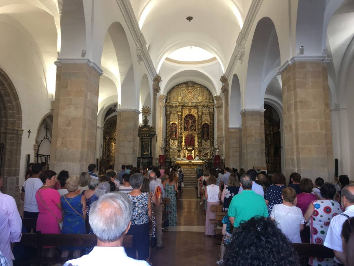 El popular 'Barrio Alto' vuelve, un año más, a lucir engalanado con motivo de la festividad de San Bartolomé, patrón de Jerez de los Caballeros. Ayer, vivía la primera jornada de su tradicional «velá» en la que el «diablo» fue el principal protagonista. Esta mañana, la fiesta continuaba con la procesión y los juegos populares. Autoridades civiles y religiosas, miembros de las diferentes hermandades y cofradías del municipio, la Agrupación Musical 'Nuestro Padre Jesús Nazareno', la Asociación Musical Jerez de los Caballeros y numerosos vecinos han acompañado a las imágenes de San Bartolomé y la Virgen del Reposo entre vítores. Mientras, los más pequeños han disfrutado con los juegos populares y las actividades acuáticas.
