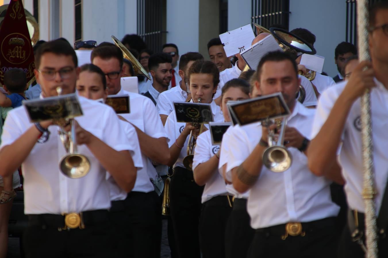El popular 'Barrio Alto' vuelve, un año más, a lucir engalanado con motivo de la festividad de San Bartolomé, patrón de Jerez de los Caballeros. Ayer, vivía la primera jornada de su tradicional «velá» en la que el «diablo» fue el principal protagonista. Esta mañana, la fiesta continuaba con la procesión y los juegos populares. Autoridades civiles y religiosas, miembros de las diferentes hermandades y cofradías del municipio, la Agrupación Musical 'Nuestro Padre Jesús Nazareno', la Asociación Musical Jerez de los Caballeros y numerosos vecinos han acompañado a las imágenes de San Bartolomé y la Virgen del Reposo entre vítores. Mientras, los más pequeños han disfrutado con los juegos populares y las actividades acuáticas.