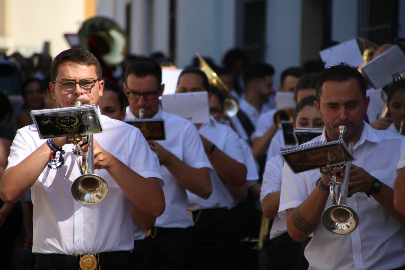 El popular 'Barrio Alto' vuelve, un año más, a lucir engalanado con motivo de la festividad de San Bartolomé, patrón de Jerez de los Caballeros. Ayer, vivía la primera jornada de su tradicional «velá» en la que el «diablo» fue el principal protagonista. Esta mañana, la fiesta continuaba con la procesión y los juegos populares. Autoridades civiles y religiosas, miembros de las diferentes hermandades y cofradías del municipio, la Agrupación Musical 'Nuestro Padre Jesús Nazareno', la Asociación Musical Jerez de los Caballeros y numerosos vecinos han acompañado a las imágenes de San Bartolomé y la Virgen del Reposo entre vítores. Mientras, los más pequeños han disfrutado con los juegos populares y las actividades acuáticas.
