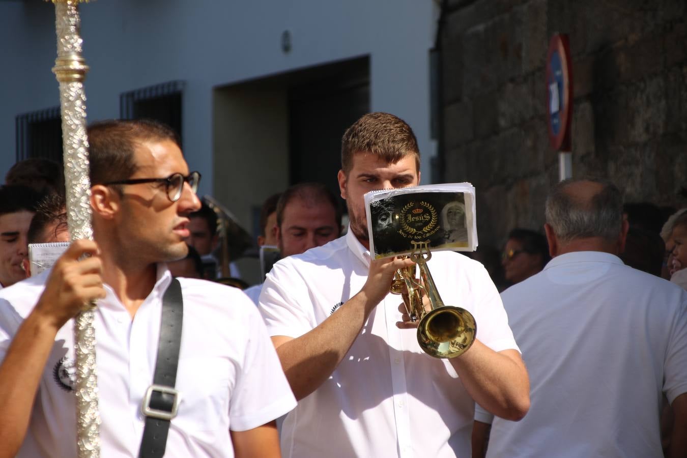 El popular 'Barrio Alto' vuelve, un año más, a lucir engalanado con motivo de la festividad de San Bartolomé, patrón de Jerez de los Caballeros. Ayer, vivía la primera jornada de su tradicional «velá» en la que el «diablo» fue el principal protagonista. Esta mañana, la fiesta continuaba con la procesión y los juegos populares. Autoridades civiles y religiosas, miembros de las diferentes hermandades y cofradías del municipio, la Agrupación Musical 'Nuestro Padre Jesús Nazareno', la Asociación Musical Jerez de los Caballeros y numerosos vecinos han acompañado a las imágenes de San Bartolomé y la Virgen del Reposo entre vítores. Mientras, los más pequeños han disfrutado con los juegos populares y las actividades acuáticas.
