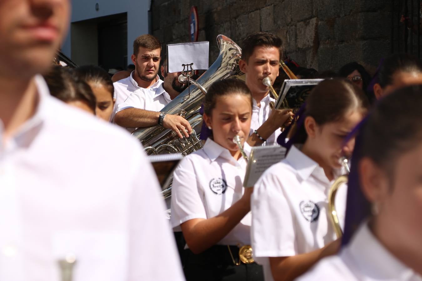 El popular 'Barrio Alto' vuelve, un año más, a lucir engalanado con motivo de la festividad de San Bartolomé, patrón de Jerez de los Caballeros. Ayer, vivía la primera jornada de su tradicional «velá» en la que el «diablo» fue el principal protagonista. Esta mañana, la fiesta continuaba con la procesión y los juegos populares. Autoridades civiles y religiosas, miembros de las diferentes hermandades y cofradías del municipio, la Agrupación Musical 'Nuestro Padre Jesús Nazareno', la Asociación Musical Jerez de los Caballeros y numerosos vecinos han acompañado a las imágenes de San Bartolomé y la Virgen del Reposo entre vítores. Mientras, los más pequeños han disfrutado con los juegos populares y las actividades acuáticas.