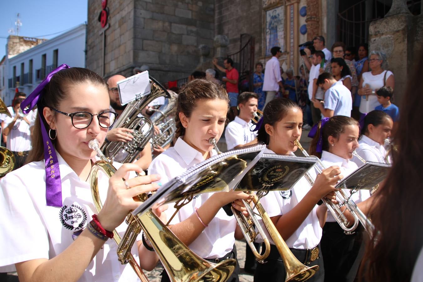 El popular 'Barrio Alto' vuelve, un año más, a lucir engalanado con motivo de la festividad de San Bartolomé, patrón de Jerez de los Caballeros. Ayer, vivía la primera jornada de su tradicional «velá» en la que el «diablo» fue el principal protagonista. Esta mañana, la fiesta continuaba con la procesión y los juegos populares. Autoridades civiles y religiosas, miembros de las diferentes hermandades y cofradías del municipio, la Agrupación Musical 'Nuestro Padre Jesús Nazareno', la Asociación Musical Jerez de los Caballeros y numerosos vecinos han acompañado a las imágenes de San Bartolomé y la Virgen del Reposo entre vítores. Mientras, los más pequeños han disfrutado con los juegos populares y las actividades acuáticas.