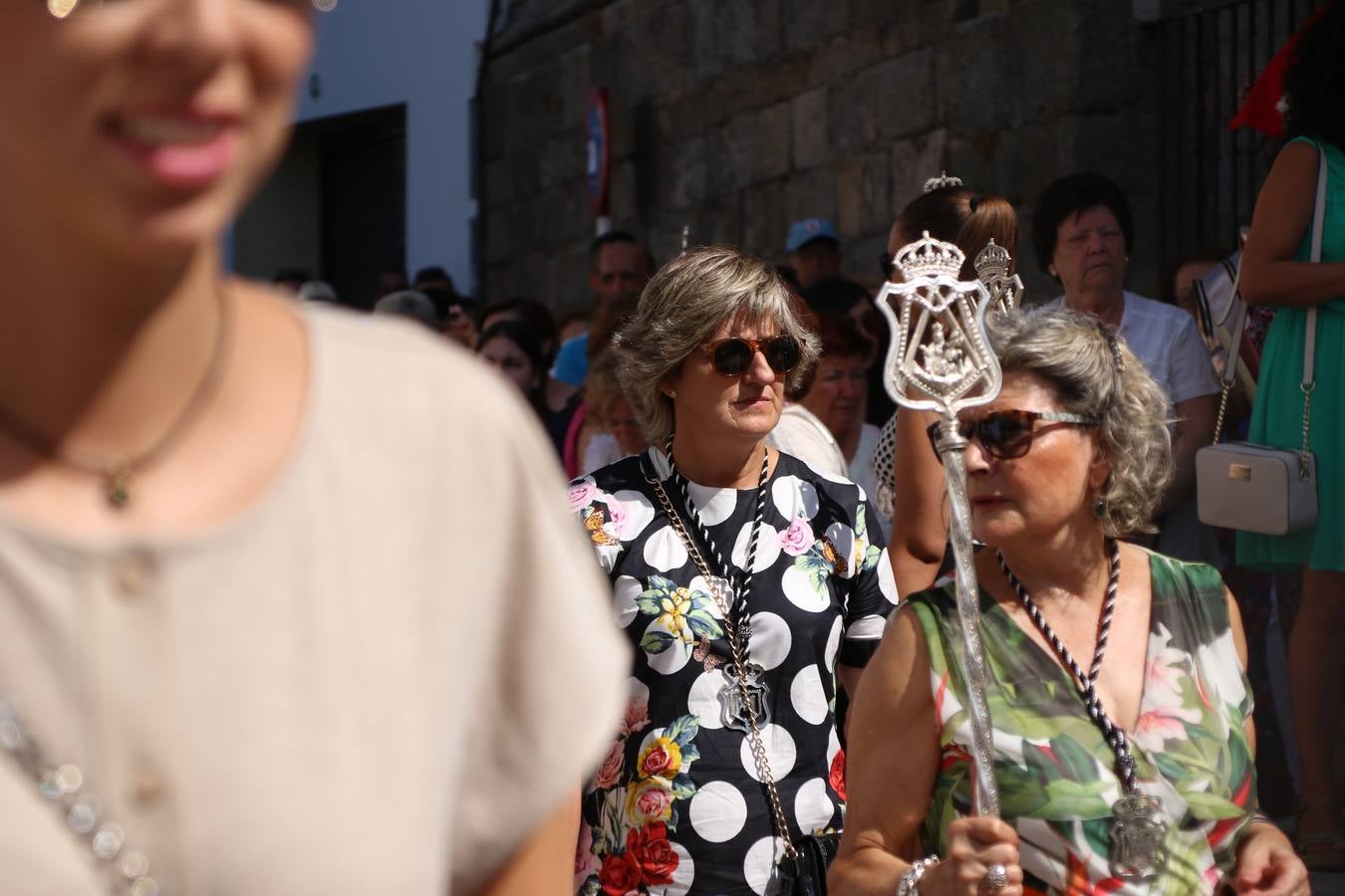 El popular 'Barrio Alto' vuelve, un año más, a lucir engalanado con motivo de la festividad de San Bartolomé, patrón de Jerez de los Caballeros. Ayer, vivía la primera jornada de su tradicional «velá» en la que el «diablo» fue el principal protagonista. Esta mañana, la fiesta continuaba con la procesión y los juegos populares. Autoridades civiles y religiosas, miembros de las diferentes hermandades y cofradías del municipio, la Agrupación Musical 'Nuestro Padre Jesús Nazareno', la Asociación Musical Jerez de los Caballeros y numerosos vecinos han acompañado a las imágenes de San Bartolomé y la Virgen del Reposo entre vítores. Mientras, los más pequeños han disfrutado con los juegos populares y las actividades acuáticas.