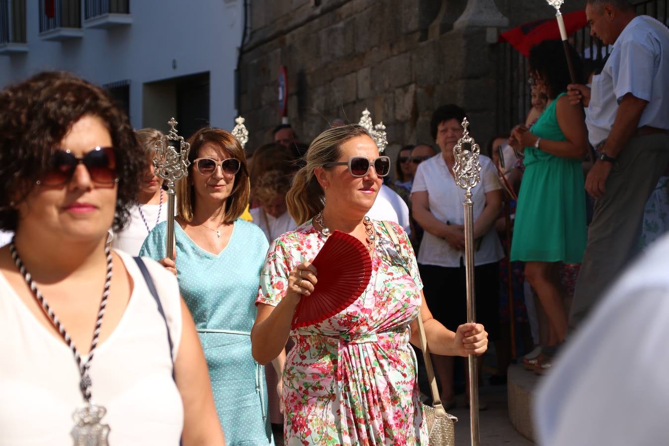 El popular 'Barrio Alto' vuelve, un año más, a lucir engalanado con motivo de la festividad de San Bartolomé, patrón de Jerez de los Caballeros. Ayer, vivía la primera jornada de su tradicional «velá» en la que el «diablo» fue el principal protagonista. Esta mañana, la fiesta continuaba con la procesión y los juegos populares. Autoridades civiles y religiosas, miembros de las diferentes hermandades y cofradías del municipio, la Agrupación Musical 'Nuestro Padre Jesús Nazareno', la Asociación Musical Jerez de los Caballeros y numerosos vecinos han acompañado a las imágenes de San Bartolomé y la Virgen del Reposo entre vítores. Mientras, los más pequeños han disfrutado con los juegos populares y las actividades acuáticas.