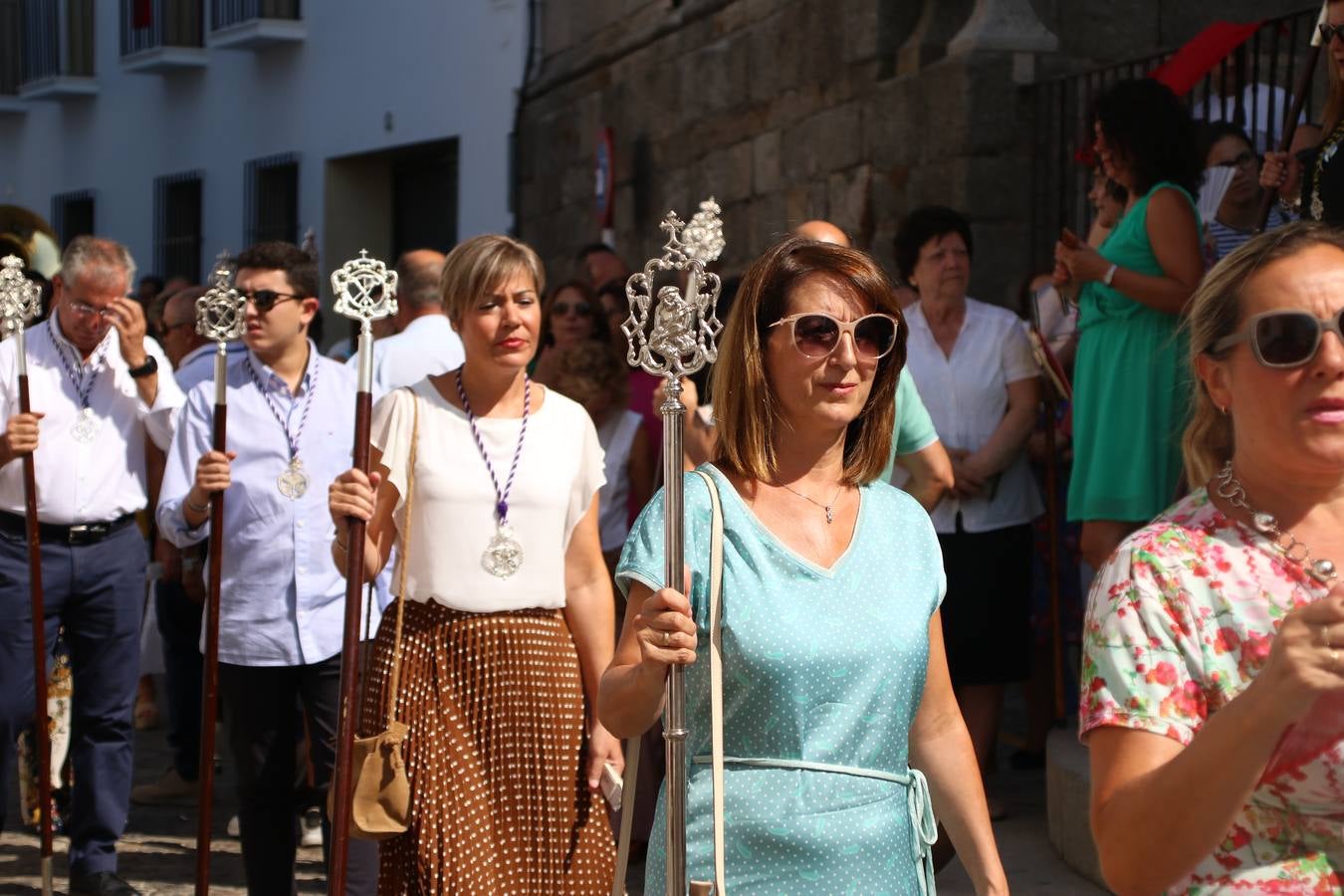 El popular 'Barrio Alto' vuelve, un año más, a lucir engalanado con motivo de la festividad de San Bartolomé, patrón de Jerez de los Caballeros. Ayer, vivía la primera jornada de su tradicional «velá» en la que el «diablo» fue el principal protagonista. Esta mañana, la fiesta continuaba con la procesión y los juegos populares. Autoridades civiles y religiosas, miembros de las diferentes hermandades y cofradías del municipio, la Agrupación Musical 'Nuestro Padre Jesús Nazareno', la Asociación Musical Jerez de los Caballeros y numerosos vecinos han acompañado a las imágenes de San Bartolomé y la Virgen del Reposo entre vítores. Mientras, los más pequeños han disfrutado con los juegos populares y las actividades acuáticas.