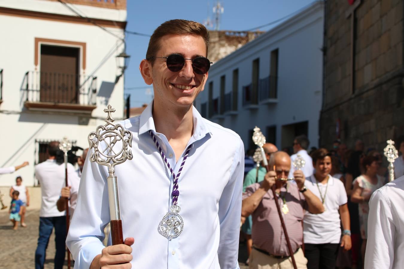 El popular 'Barrio Alto' vuelve, un año más, a lucir engalanado con motivo de la festividad de San Bartolomé, patrón de Jerez de los Caballeros. Ayer, vivía la primera jornada de su tradicional «velá» en la que el «diablo» fue el principal protagonista. Esta mañana, la fiesta continuaba con la procesión y los juegos populares. Autoridades civiles y religiosas, miembros de las diferentes hermandades y cofradías del municipio, la Agrupación Musical 'Nuestro Padre Jesús Nazareno', la Asociación Musical Jerez de los Caballeros y numerosos vecinos han acompañado a las imágenes de San Bartolomé y la Virgen del Reposo entre vítores. Mientras, los más pequeños han disfrutado con los juegos populares y las actividades acuáticas.