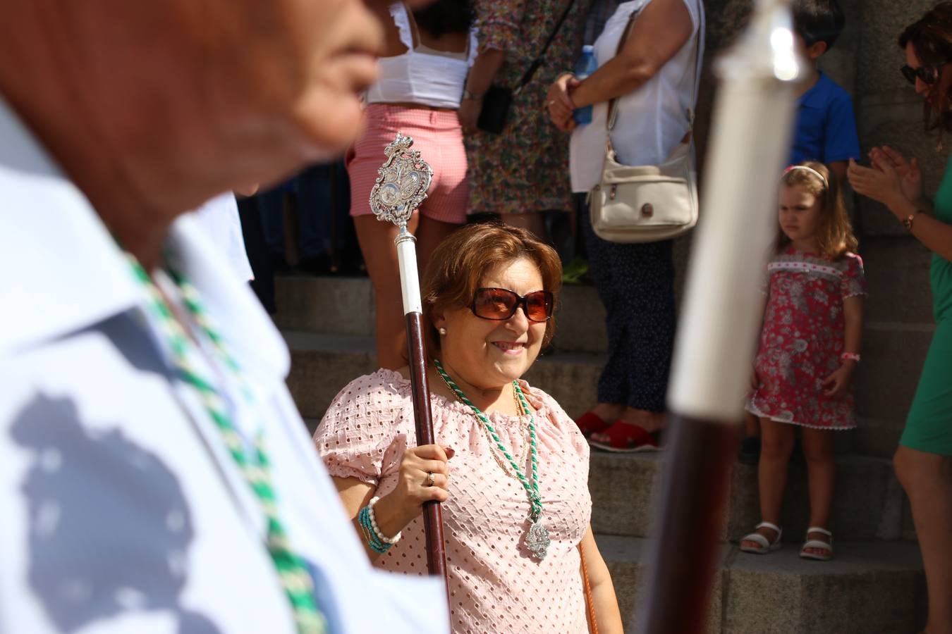 El popular 'Barrio Alto' vuelve, un año más, a lucir engalanado con motivo de la festividad de San Bartolomé, patrón de Jerez de los Caballeros. Ayer, vivía la primera jornada de su tradicional «velá» en la que el «diablo» fue el principal protagonista. Esta mañana, la fiesta continuaba con la procesión y los juegos populares. Autoridades civiles y religiosas, miembros de las diferentes hermandades y cofradías del municipio, la Agrupación Musical 'Nuestro Padre Jesús Nazareno', la Asociación Musical Jerez de los Caballeros y numerosos vecinos han acompañado a las imágenes de San Bartolomé y la Virgen del Reposo entre vítores. Mientras, los más pequeños han disfrutado con los juegos populares y las actividades acuáticas.