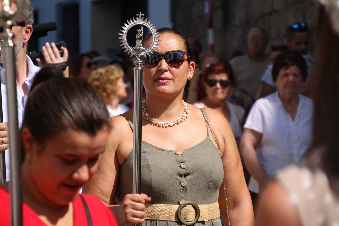 El popular 'Barrio Alto' vuelve, un año más, a lucir engalanado con motivo de la festividad de San Bartolomé, patrón de Jerez de los Caballeros. Ayer, vivía la primera jornada de su tradicional «velá» en la que el «diablo» fue el principal protagonista. Esta mañana, la fiesta continuaba con la procesión y los juegos populares. Autoridades civiles y religiosas, miembros de las diferentes hermandades y cofradías del municipio, la Agrupación Musical 'Nuestro Padre Jesús Nazareno', la Asociación Musical Jerez de los Caballeros y numerosos vecinos han acompañado a las imágenes de San Bartolomé y la Virgen del Reposo entre vítores. Mientras, los más pequeños han disfrutado con los juegos populares y las actividades acuáticas.