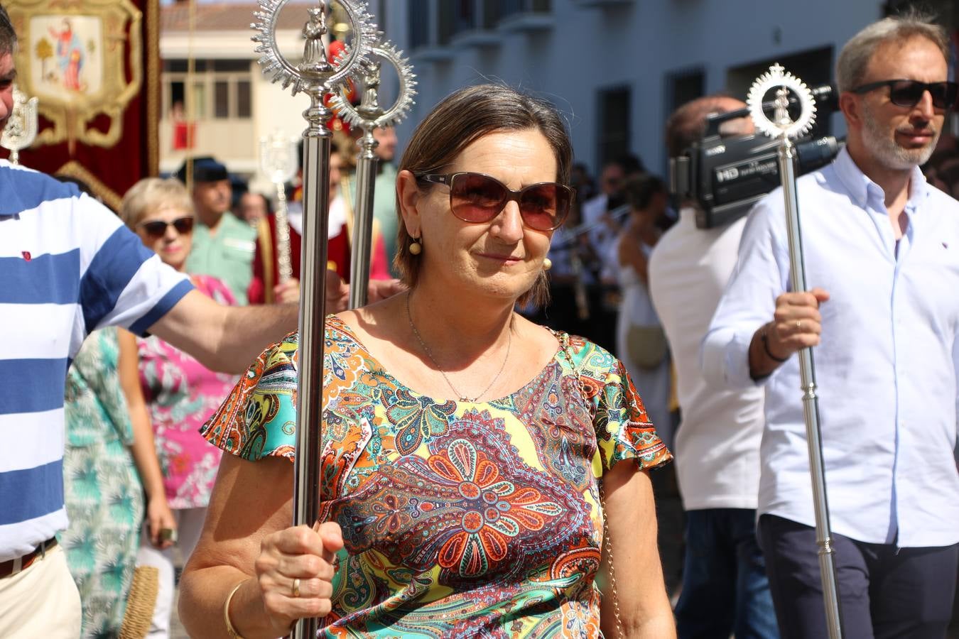 El popular 'Barrio Alto' vuelve, un año más, a lucir engalanado con motivo de la festividad de San Bartolomé, patrón de Jerez de los Caballeros. Ayer, vivía la primera jornada de su tradicional «velá» en la que el «diablo» fue el principal protagonista. Esta mañana, la fiesta continuaba con la procesión y los juegos populares. Autoridades civiles y religiosas, miembros de las diferentes hermandades y cofradías del municipio, la Agrupación Musical 'Nuestro Padre Jesús Nazareno', la Asociación Musical Jerez de los Caballeros y numerosos vecinos han acompañado a las imágenes de San Bartolomé y la Virgen del Reposo entre vítores. Mientras, los más pequeños han disfrutado con los juegos populares y las actividades acuáticas.