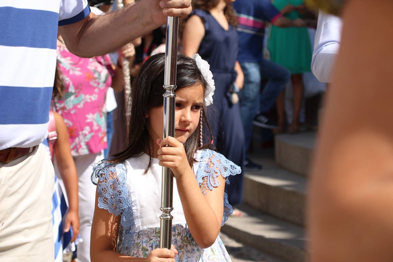 El popular 'Barrio Alto' vuelve, un año más, a lucir engalanado con motivo de la festividad de San Bartolomé, patrón de Jerez de los Caballeros. Ayer, vivía la primera jornada de su tradicional «velá» en la que el «diablo» fue el principal protagonista. Esta mañana, la fiesta continuaba con la procesión y los juegos populares. Autoridades civiles y religiosas, miembros de las diferentes hermandades y cofradías del municipio, la Agrupación Musical 'Nuestro Padre Jesús Nazareno', la Asociación Musical Jerez de los Caballeros y numerosos vecinos han acompañado a las imágenes de San Bartolomé y la Virgen del Reposo entre vítores. Mientras, los más pequeños han disfrutado con los juegos populares y las actividades acuáticas.