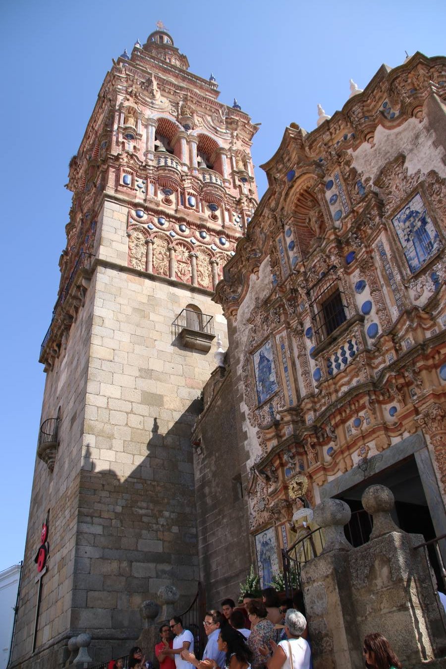 El popular 'Barrio Alto' vuelve, un año más, a lucir engalanado con motivo de la festividad de San Bartolomé, patrón de Jerez de los Caballeros. Ayer, vivía la primera jornada de su tradicional «velá» en la que el «diablo» fue el principal protagonista. Esta mañana, la fiesta continuaba con la procesión y los juegos populares. Autoridades civiles y religiosas, miembros de las diferentes hermandades y cofradías del municipio, la Agrupación Musical 'Nuestro Padre Jesús Nazareno', la Asociación Musical Jerez de los Caballeros y numerosos vecinos han acompañado a las imágenes de San Bartolomé y la Virgen del Reposo entre vítores. Mientras, los más pequeños han disfrutado con los juegos populares y las actividades acuáticas.