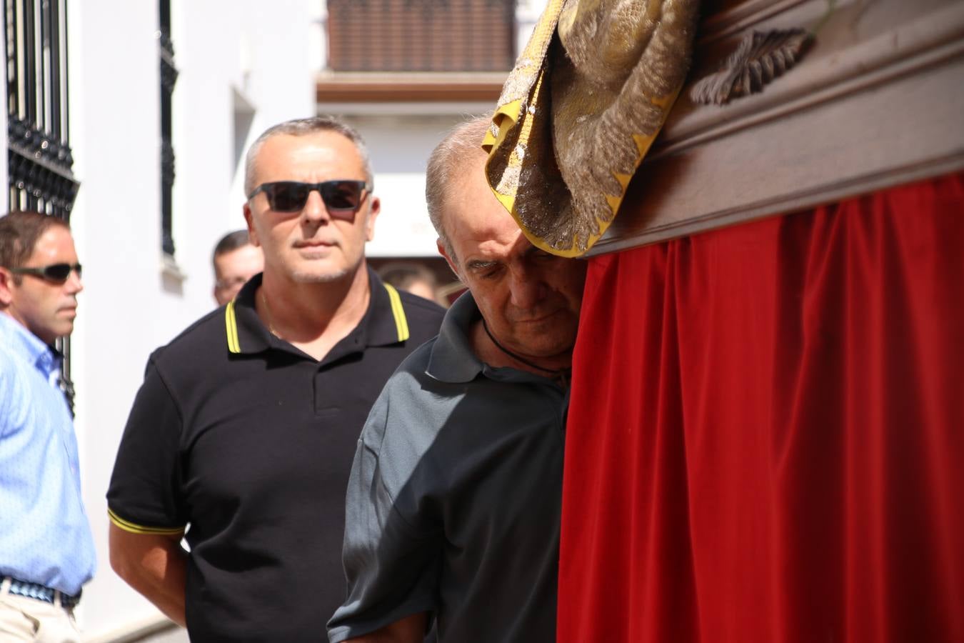 El popular 'Barrio Alto' vuelve, un año más, a lucir engalanado con motivo de la festividad de San Bartolomé, patrón de Jerez de los Caballeros. Ayer, vivía la primera jornada de su tradicional «velá» en la que el «diablo» fue el principal protagonista. Esta mañana, la fiesta continuaba con la procesión y los juegos populares. Autoridades civiles y religiosas, miembros de las diferentes hermandades y cofradías del municipio, la Agrupación Musical 'Nuestro Padre Jesús Nazareno', la Asociación Musical Jerez de los Caballeros y numerosos vecinos han acompañado a las imágenes de San Bartolomé y la Virgen del Reposo entre vítores. Mientras, los más pequeños han disfrutado con los juegos populares y las actividades acuáticas.