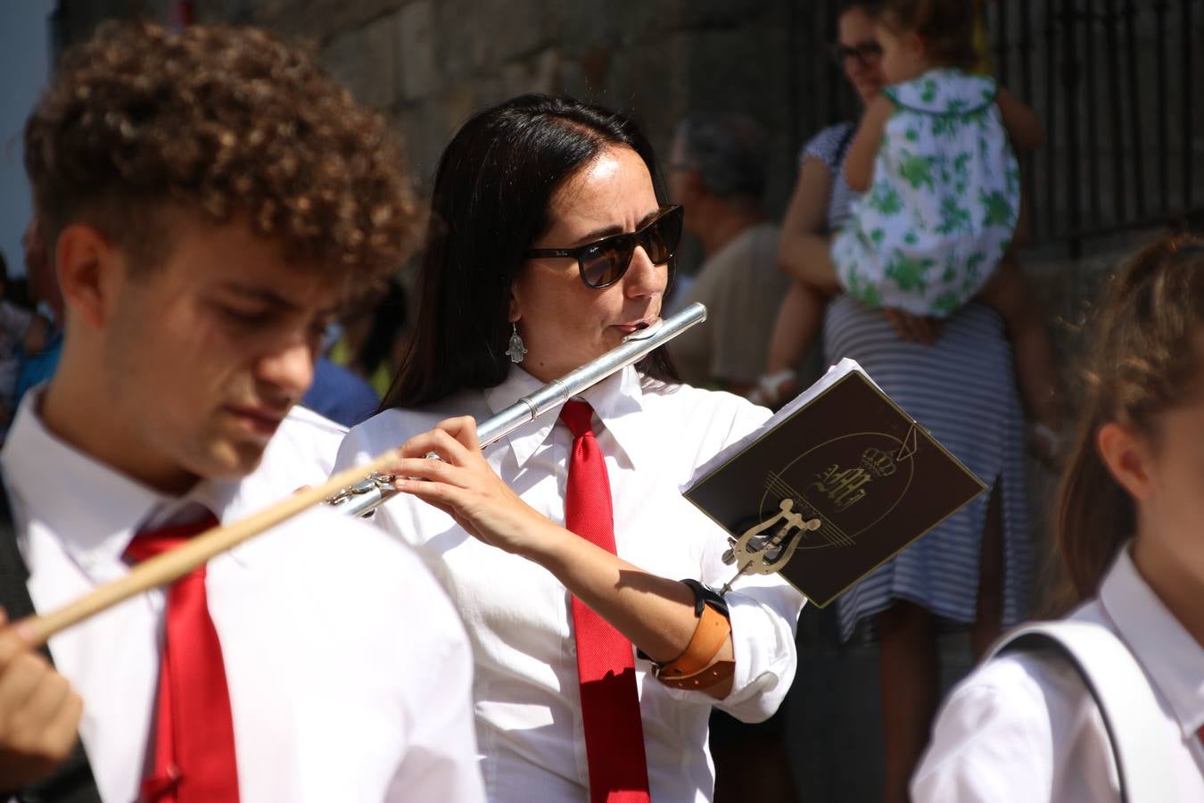 El popular 'Barrio Alto' vuelve, un año más, a lucir engalanado con motivo de la festividad de San Bartolomé, patrón de Jerez de los Caballeros. Ayer, vivía la primera jornada de su tradicional «velá» en la que el «diablo» fue el principal protagonista. Esta mañana, la fiesta continuaba con la procesión y los juegos populares. Autoridades civiles y religiosas, miembros de las diferentes hermandades y cofradías del municipio, la Agrupación Musical 'Nuestro Padre Jesús Nazareno', la Asociación Musical Jerez de los Caballeros y numerosos vecinos han acompañado a las imágenes de San Bartolomé y la Virgen del Reposo entre vítores. Mientras, los más pequeños han disfrutado con los juegos populares y las actividades acuáticas.