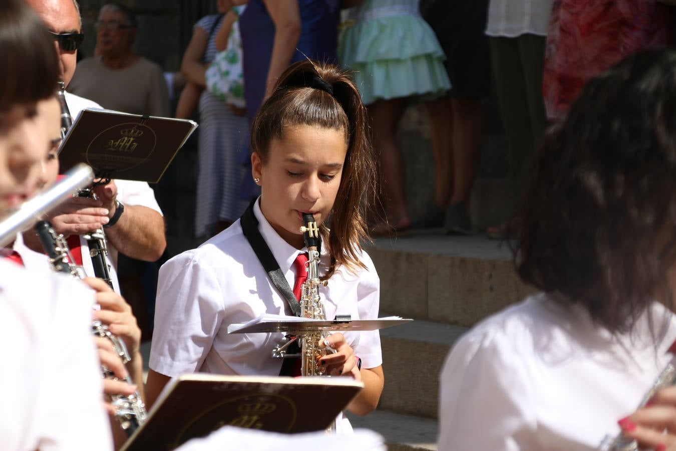 El popular 'Barrio Alto' vuelve, un año más, a lucir engalanado con motivo de la festividad de San Bartolomé, patrón de Jerez de los Caballeros. Ayer, vivía la primera jornada de su tradicional «velá» en la que el «diablo» fue el principal protagonista. Esta mañana, la fiesta continuaba con la procesión y los juegos populares. Autoridades civiles y religiosas, miembros de las diferentes hermandades y cofradías del municipio, la Agrupación Musical 'Nuestro Padre Jesús Nazareno', la Asociación Musical Jerez de los Caballeros y numerosos vecinos han acompañado a las imágenes de San Bartolomé y la Virgen del Reposo entre vítores. Mientras, los más pequeños han disfrutado con los juegos populares y las actividades acuáticas.