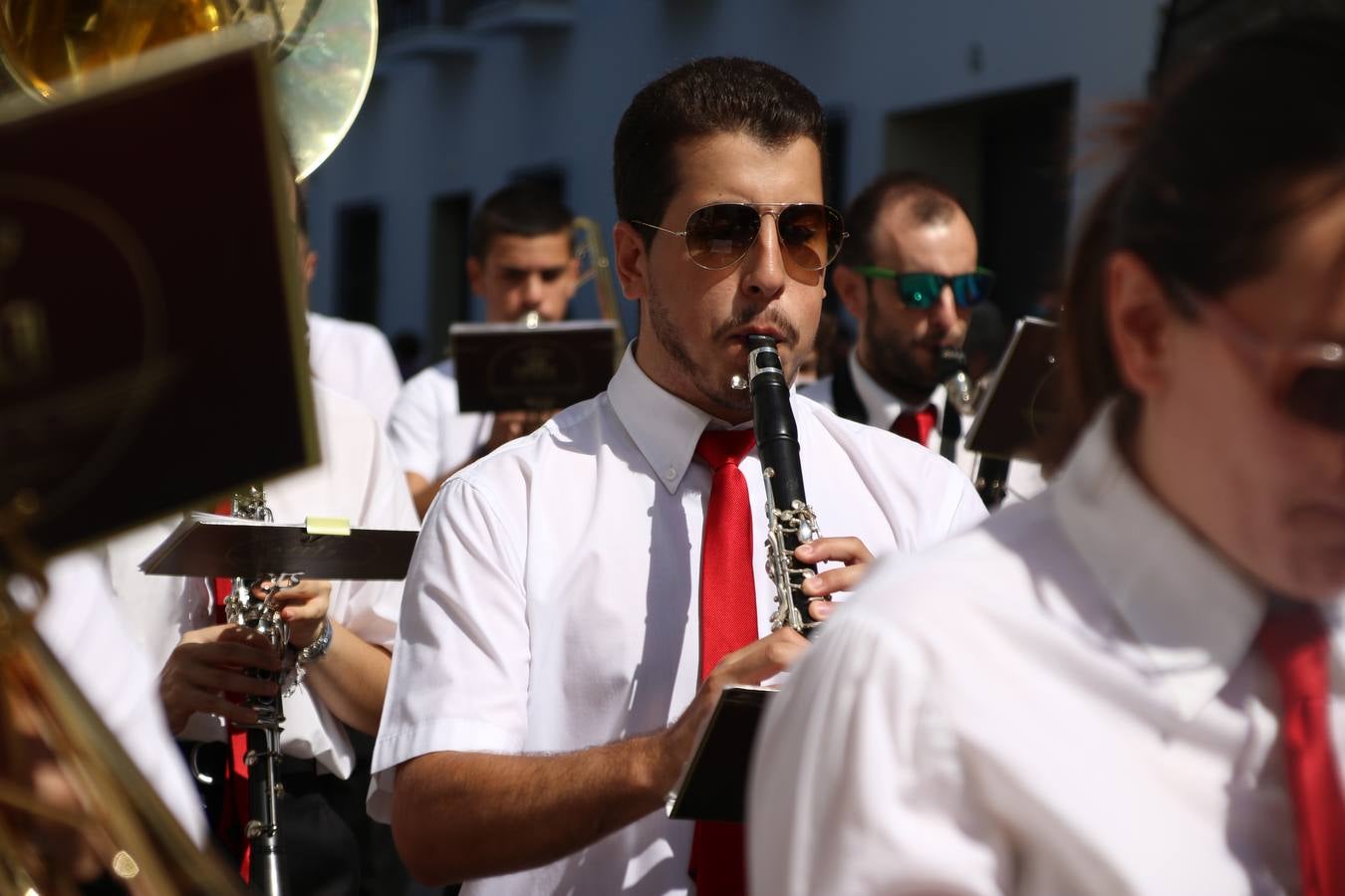 El popular 'Barrio Alto' vuelve, un año más, a lucir engalanado con motivo de la festividad de San Bartolomé, patrón de Jerez de los Caballeros. Ayer, vivía la primera jornada de su tradicional «velá» en la que el «diablo» fue el principal protagonista. Esta mañana, la fiesta continuaba con la procesión y los juegos populares. Autoridades civiles y religiosas, miembros de las diferentes hermandades y cofradías del municipio, la Agrupación Musical 'Nuestro Padre Jesús Nazareno', la Asociación Musical Jerez de los Caballeros y numerosos vecinos han acompañado a las imágenes de San Bartolomé y la Virgen del Reposo entre vítores. Mientras, los más pequeños han disfrutado con los juegos populares y las actividades acuáticas.