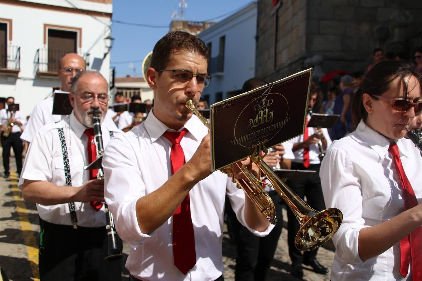 El popular 'Barrio Alto' vuelve, un año más, a lucir engalanado con motivo de la festividad de San Bartolomé, patrón de Jerez de los Caballeros. Ayer, vivía la primera jornada de su tradicional «velá» en la que el «diablo» fue el principal protagonista. Esta mañana, la fiesta continuaba con la procesión y los juegos populares. Autoridades civiles y religiosas, miembros de las diferentes hermandades y cofradías del municipio, la Agrupación Musical 'Nuestro Padre Jesús Nazareno', la Asociación Musical Jerez de los Caballeros y numerosos vecinos han acompañado a las imágenes de San Bartolomé y la Virgen del Reposo entre vítores. Mientras, los más pequeños han disfrutado con los juegos populares y las actividades acuáticas.