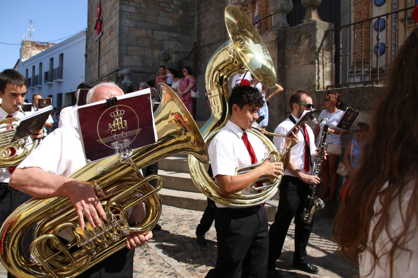 El popular 'Barrio Alto' vuelve, un año más, a lucir engalanado con motivo de la festividad de San Bartolomé, patrón de Jerez de los Caballeros. Ayer, vivía la primera jornada de su tradicional «velá» en la que el «diablo» fue el principal protagonista. Esta mañana, la fiesta continuaba con la procesión y los juegos populares. Autoridades civiles y religiosas, miembros de las diferentes hermandades y cofradías del municipio, la Agrupación Musical 'Nuestro Padre Jesús Nazareno', la Asociación Musical Jerez de los Caballeros y numerosos vecinos han acompañado a las imágenes de San Bartolomé y la Virgen del Reposo entre vítores. Mientras, los más pequeños han disfrutado con los juegos populares y las actividades acuáticas.