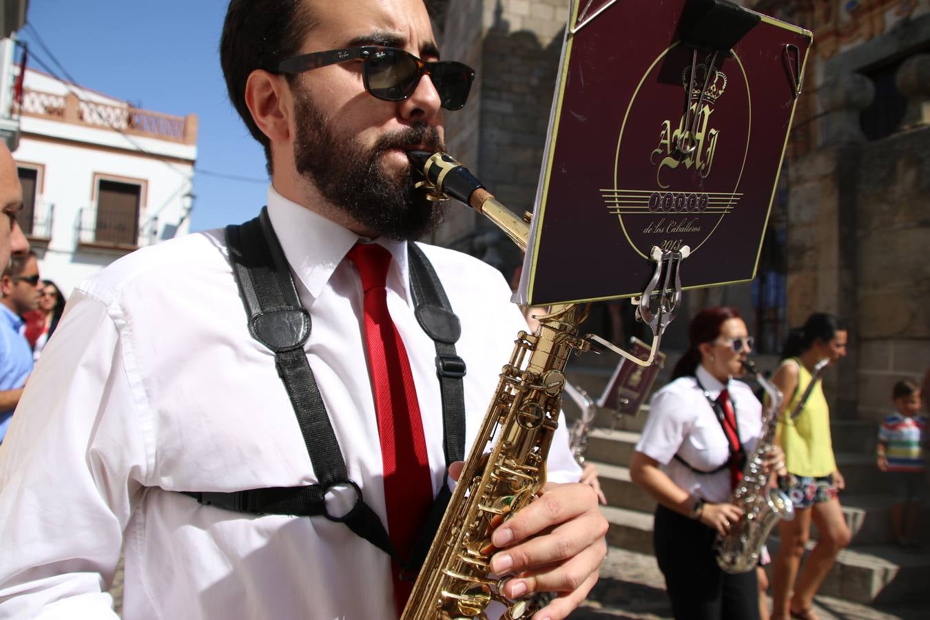 El popular 'Barrio Alto' vuelve, un año más, a lucir engalanado con motivo de la festividad de San Bartolomé, patrón de Jerez de los Caballeros. Ayer, vivía la primera jornada de su tradicional «velá» en la que el «diablo» fue el principal protagonista. Esta mañana, la fiesta continuaba con la procesión y los juegos populares. Autoridades civiles y religiosas, miembros de las diferentes hermandades y cofradías del municipio, la Agrupación Musical 'Nuestro Padre Jesús Nazareno', la Asociación Musical Jerez de los Caballeros y numerosos vecinos han acompañado a las imágenes de San Bartolomé y la Virgen del Reposo entre vítores. Mientras, los más pequeños han disfrutado con los juegos populares y las actividades acuáticas.