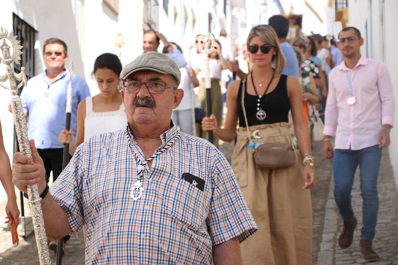El popular 'Barrio Alto' vuelve, un año más, a lucir engalanado con motivo de la festividad de San Bartolomé, patrón de Jerez de los Caballeros. Ayer, vivía la primera jornada de su tradicional «velá» en la que el «diablo» fue el principal protagonista. Esta mañana, la fiesta continuaba con la procesión y los juegos populares. Autoridades civiles y religiosas, miembros de las diferentes hermandades y cofradías del municipio, la Agrupación Musical 'Nuestro Padre Jesús Nazareno', la Asociación Musical Jerez de los Caballeros y numerosos vecinos han acompañado a las imágenes de San Bartolomé y la Virgen del Reposo entre vítores. Mientras, los más pequeños han disfrutado con los juegos populares y las actividades acuáticas.