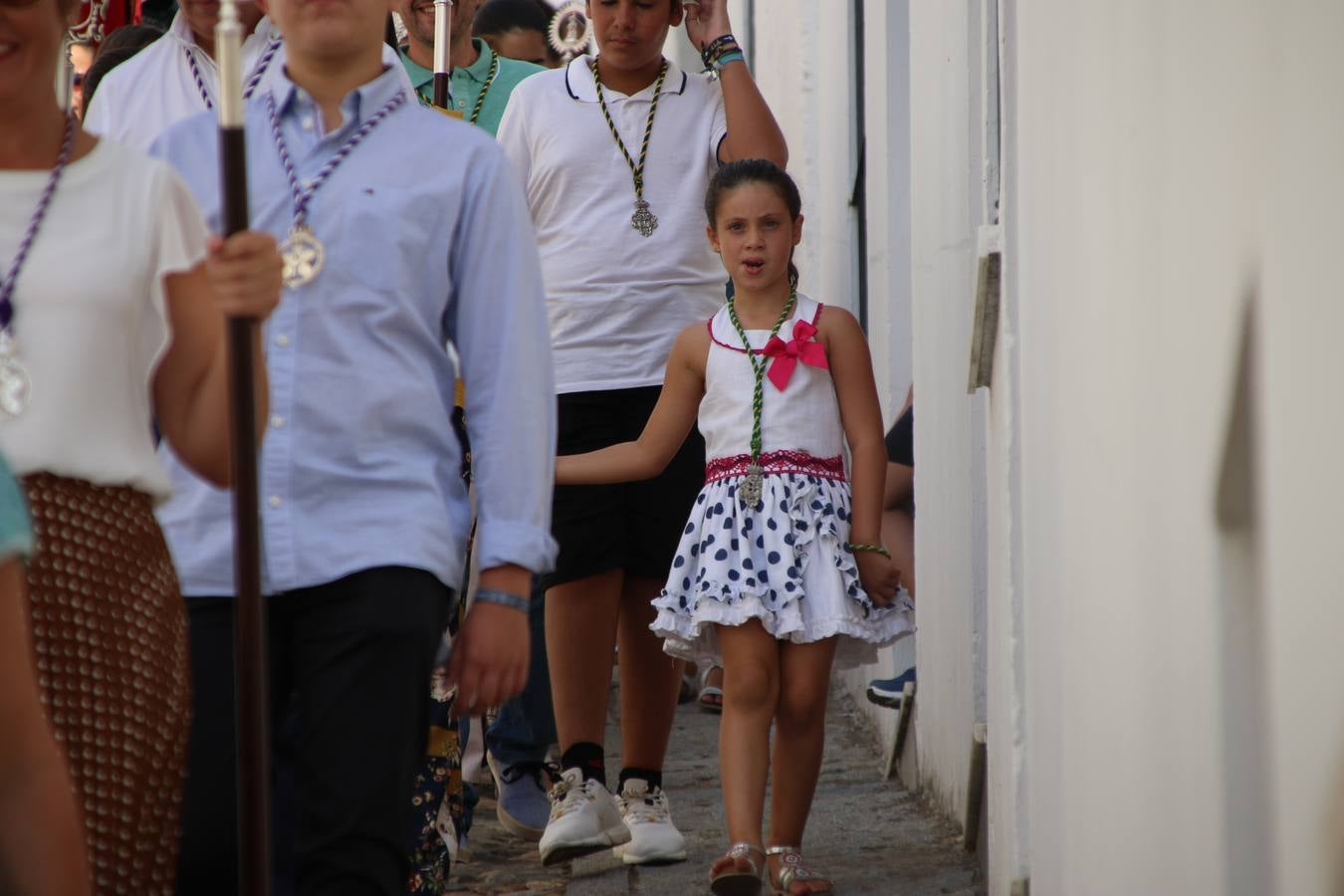 El popular 'Barrio Alto' vuelve, un año más, a lucir engalanado con motivo de la festividad de San Bartolomé, patrón de Jerez de los Caballeros. Ayer, vivía la primera jornada de su tradicional «velá» en la que el «diablo» fue el principal protagonista. Esta mañana, la fiesta continuaba con la procesión y los juegos populares. Autoridades civiles y religiosas, miembros de las diferentes hermandades y cofradías del municipio, la Agrupación Musical 'Nuestro Padre Jesús Nazareno', la Asociación Musical Jerez de los Caballeros y numerosos vecinos han acompañado a las imágenes de San Bartolomé y la Virgen del Reposo entre vítores. Mientras, los más pequeños han disfrutado con los juegos populares y las actividades acuáticas.