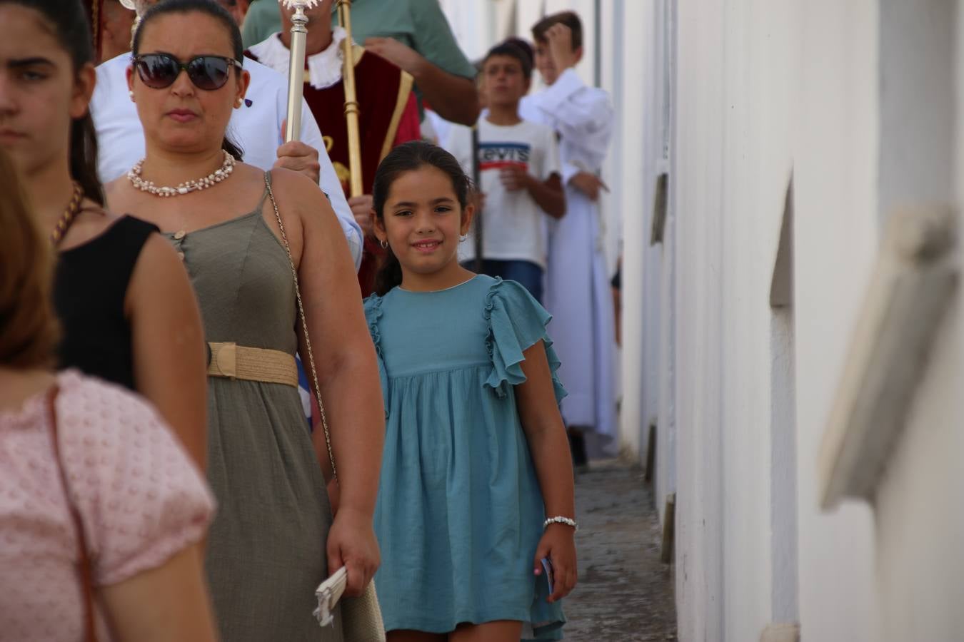 El popular 'Barrio Alto' vuelve, un año más, a lucir engalanado con motivo de la festividad de San Bartolomé, patrón de Jerez de los Caballeros. Ayer, vivía la primera jornada de su tradicional «velá» en la que el «diablo» fue el principal protagonista. Esta mañana, la fiesta continuaba con la procesión y los juegos populares. Autoridades civiles y religiosas, miembros de las diferentes hermandades y cofradías del municipio, la Agrupación Musical 'Nuestro Padre Jesús Nazareno', la Asociación Musical Jerez de los Caballeros y numerosos vecinos han acompañado a las imágenes de San Bartolomé y la Virgen del Reposo entre vítores. Mientras, los más pequeños han disfrutado con los juegos populares y las actividades acuáticas.