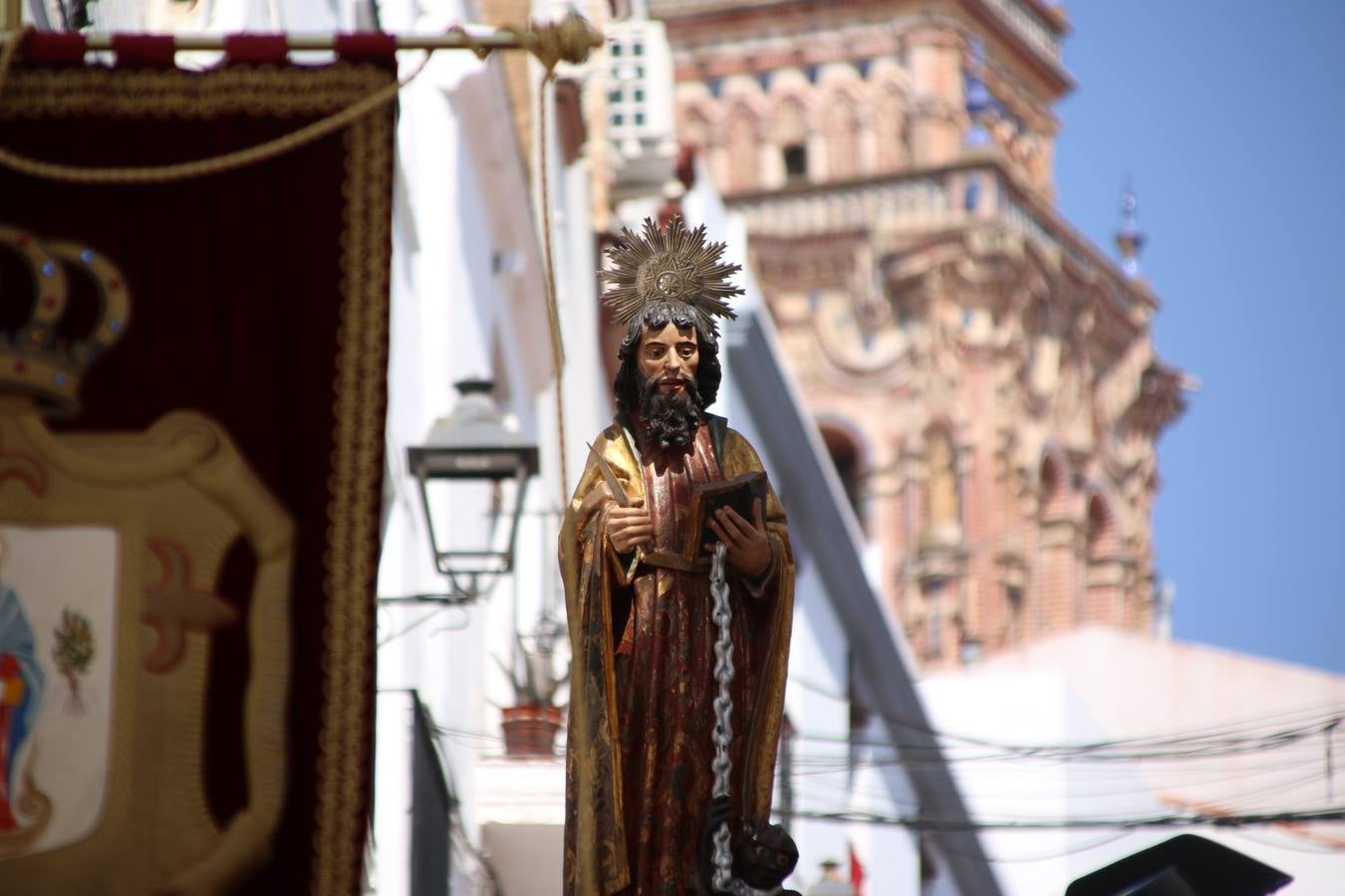 El popular 'Barrio Alto' vuelve, un año más, a lucir engalanado con motivo de la festividad de San Bartolomé, patrón de Jerez de los Caballeros. Ayer, vivía la primera jornada de su tradicional «velá» en la que el «diablo» fue el principal protagonista. Esta mañana, la fiesta continuaba con la procesión y los juegos populares. Autoridades civiles y religiosas, miembros de las diferentes hermandades y cofradías del municipio, la Agrupación Musical 'Nuestro Padre Jesús Nazareno', la Asociación Musical Jerez de los Caballeros y numerosos vecinos han acompañado a las imágenes de San Bartolomé y la Virgen del Reposo entre vítores. Mientras, los más pequeños han disfrutado con los juegos populares y las actividades acuáticas.