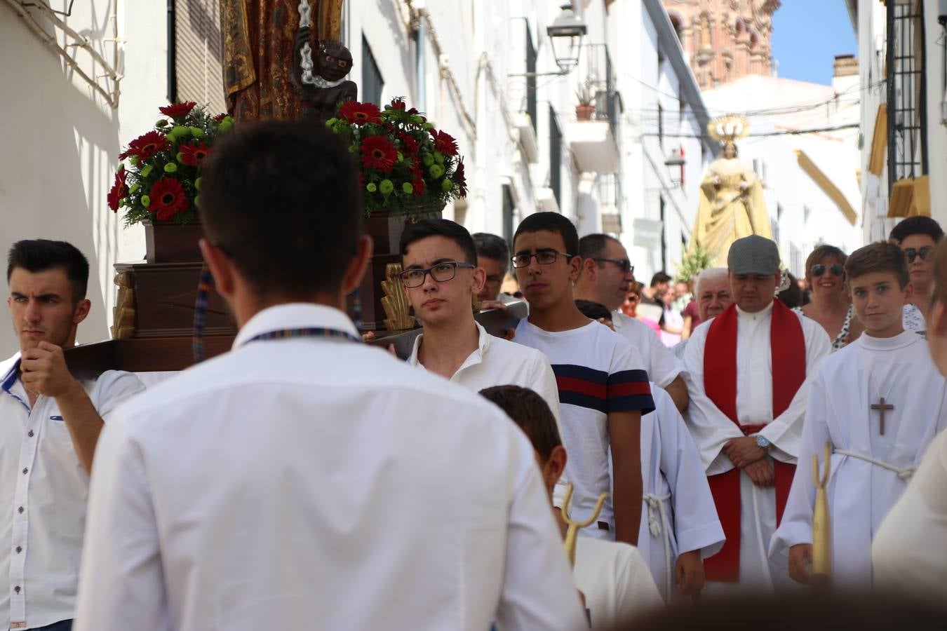 El popular 'Barrio Alto' vuelve, un año más, a lucir engalanado con motivo de la festividad de San Bartolomé, patrón de Jerez de los Caballeros. Ayer, vivía la primera jornada de su tradicional «velá» en la que el «diablo» fue el principal protagonista. Esta mañana, la fiesta continuaba con la procesión y los juegos populares. Autoridades civiles y religiosas, miembros de las diferentes hermandades y cofradías del municipio, la Agrupación Musical 'Nuestro Padre Jesús Nazareno', la Asociación Musical Jerez de los Caballeros y numerosos vecinos han acompañado a las imágenes de San Bartolomé y la Virgen del Reposo entre vítores. Mientras, los más pequeños han disfrutado con los juegos populares y las actividades acuáticas.