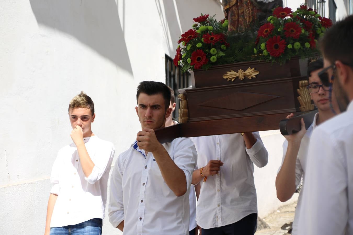 El popular 'Barrio Alto' vuelve, un año más, a lucir engalanado con motivo de la festividad de San Bartolomé, patrón de Jerez de los Caballeros. Ayer, vivía la primera jornada de su tradicional «velá» en la que el «diablo» fue el principal protagonista. Esta mañana, la fiesta continuaba con la procesión y los juegos populares. Autoridades civiles y religiosas, miembros de las diferentes hermandades y cofradías del municipio, la Agrupación Musical 'Nuestro Padre Jesús Nazareno', la Asociación Musical Jerez de los Caballeros y numerosos vecinos han acompañado a las imágenes de San Bartolomé y la Virgen del Reposo entre vítores. Mientras, los más pequeños han disfrutado con los juegos populares y las actividades acuáticas.
