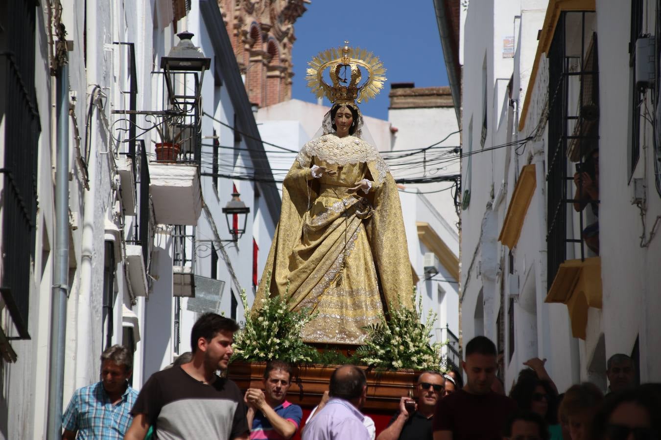 El popular 'Barrio Alto' vuelve, un año más, a lucir engalanado con motivo de la festividad de San Bartolomé, patrón de Jerez de los Caballeros. Ayer, vivía la primera jornada de su tradicional «velá» en la que el «diablo» fue el principal protagonista. Esta mañana, la fiesta continuaba con la procesión y los juegos populares. Autoridades civiles y religiosas, miembros de las diferentes hermandades y cofradías del municipio, la Agrupación Musical 'Nuestro Padre Jesús Nazareno', la Asociación Musical Jerez de los Caballeros y numerosos vecinos han acompañado a las imágenes de San Bartolomé y la Virgen del Reposo entre vítores. Mientras, los más pequeños han disfrutado con los juegos populares y las actividades acuáticas.