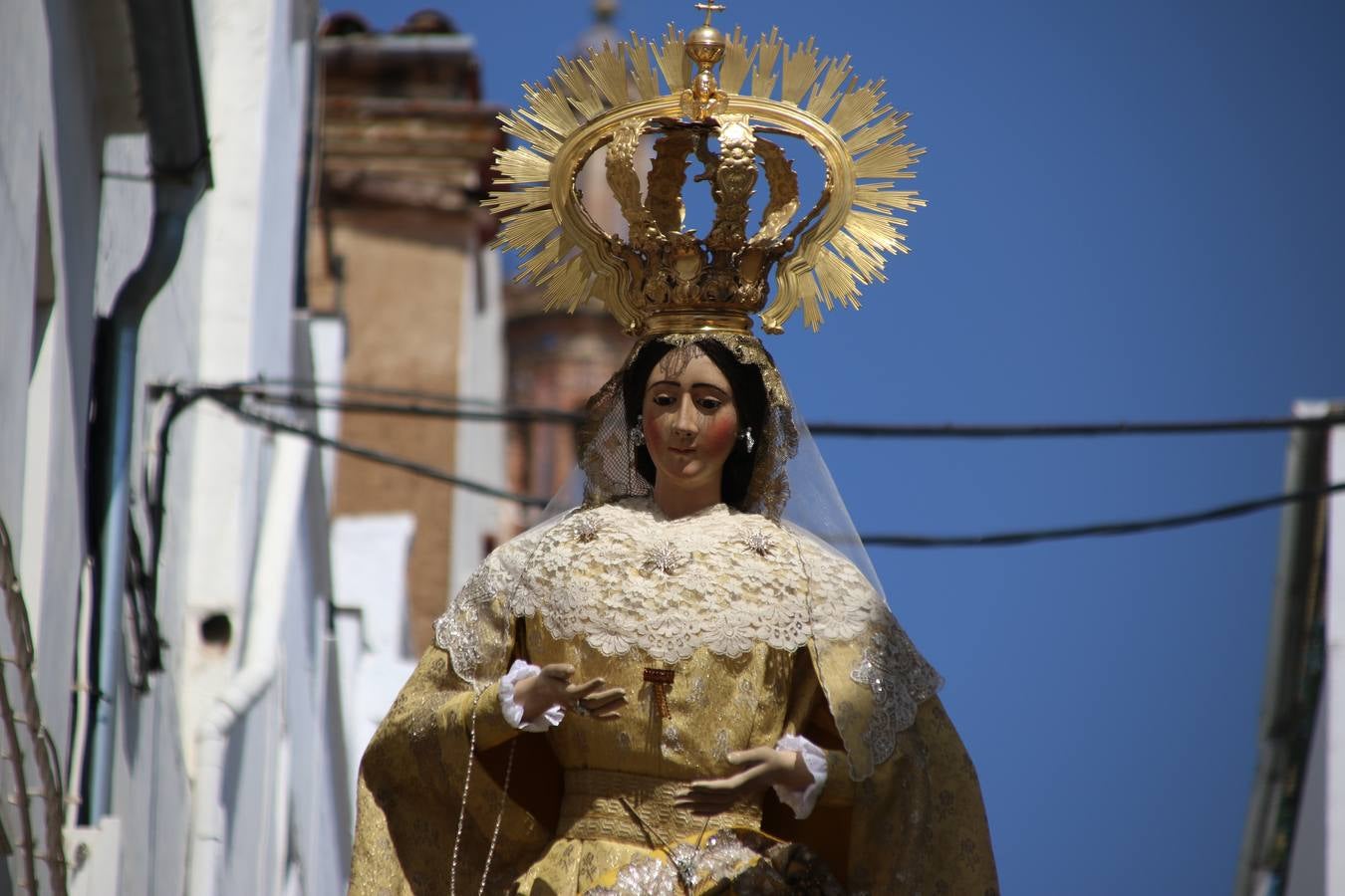 El popular 'Barrio Alto' vuelve, un año más, a lucir engalanado con motivo de la festividad de San Bartolomé, patrón de Jerez de los Caballeros. Ayer, vivía la primera jornada de su tradicional «velá» en la que el «diablo» fue el principal protagonista. Esta mañana, la fiesta continuaba con la procesión y los juegos populares. Autoridades civiles y religiosas, miembros de las diferentes hermandades y cofradías del municipio, la Agrupación Musical 'Nuestro Padre Jesús Nazareno', la Asociación Musical Jerez de los Caballeros y numerosos vecinos han acompañado a las imágenes de San Bartolomé y la Virgen del Reposo entre vítores. Mientras, los más pequeños han disfrutado con los juegos populares y las actividades acuáticas.