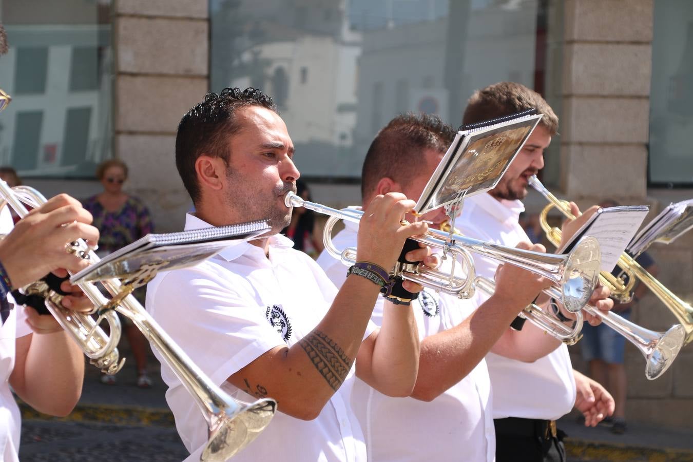 El popular 'Barrio Alto' vuelve, un año más, a lucir engalanado con motivo de la festividad de San Bartolomé, patrón de Jerez de los Caballeros. Ayer, vivía la primera jornada de su tradicional «velá» en la que el «diablo» fue el principal protagonista. Esta mañana, la fiesta continuaba con la procesión y los juegos populares. Autoridades civiles y religiosas, miembros de las diferentes hermandades y cofradías del municipio, la Agrupación Musical 'Nuestro Padre Jesús Nazareno', la Asociación Musical Jerez de los Caballeros y numerosos vecinos han acompañado a las imágenes de San Bartolomé y la Virgen del Reposo entre vítores. Mientras, los más pequeños han disfrutado con los juegos populares y las actividades acuáticas.